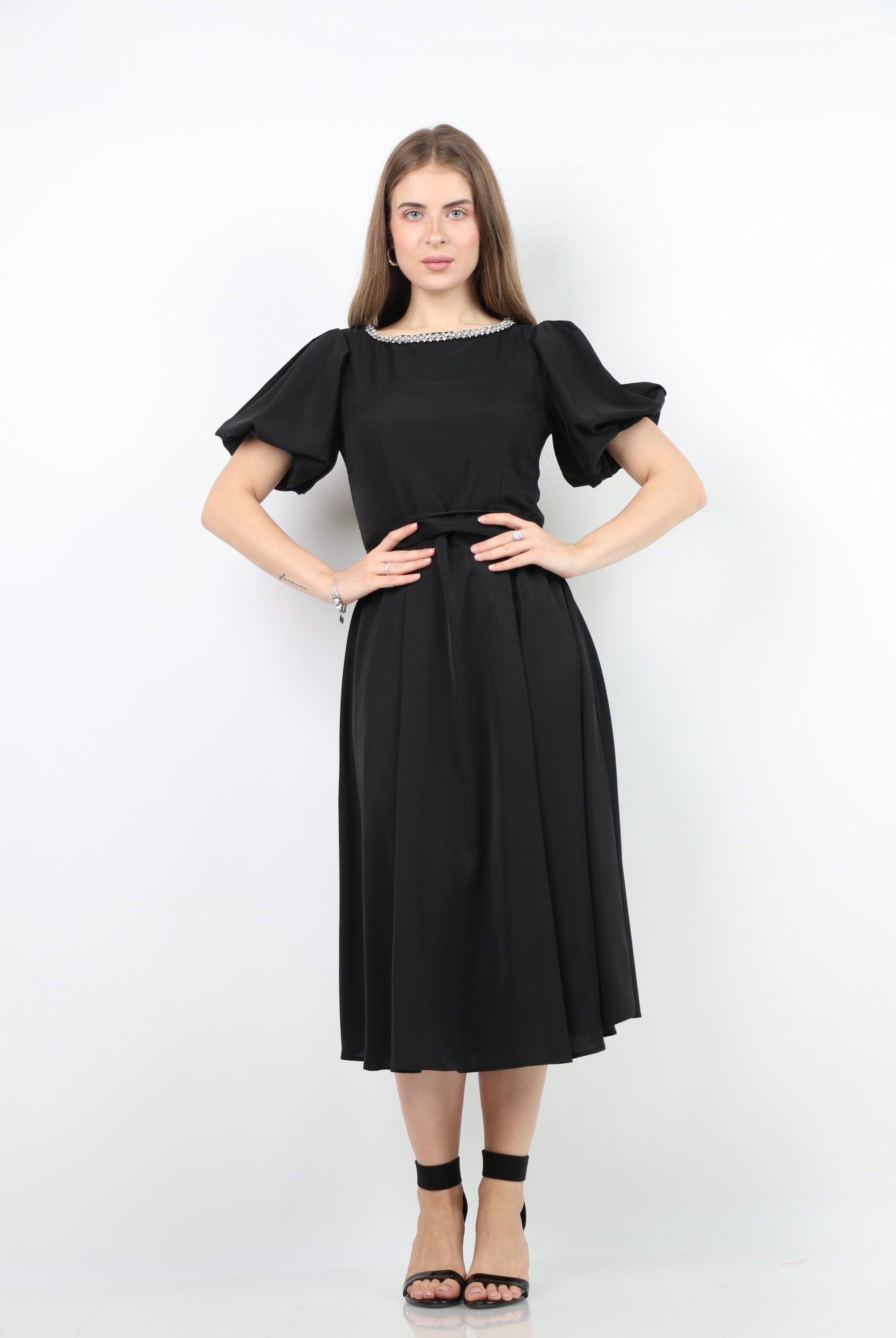 نتشي فستان ميدي كم قصير بف مزين بسوار رقبة