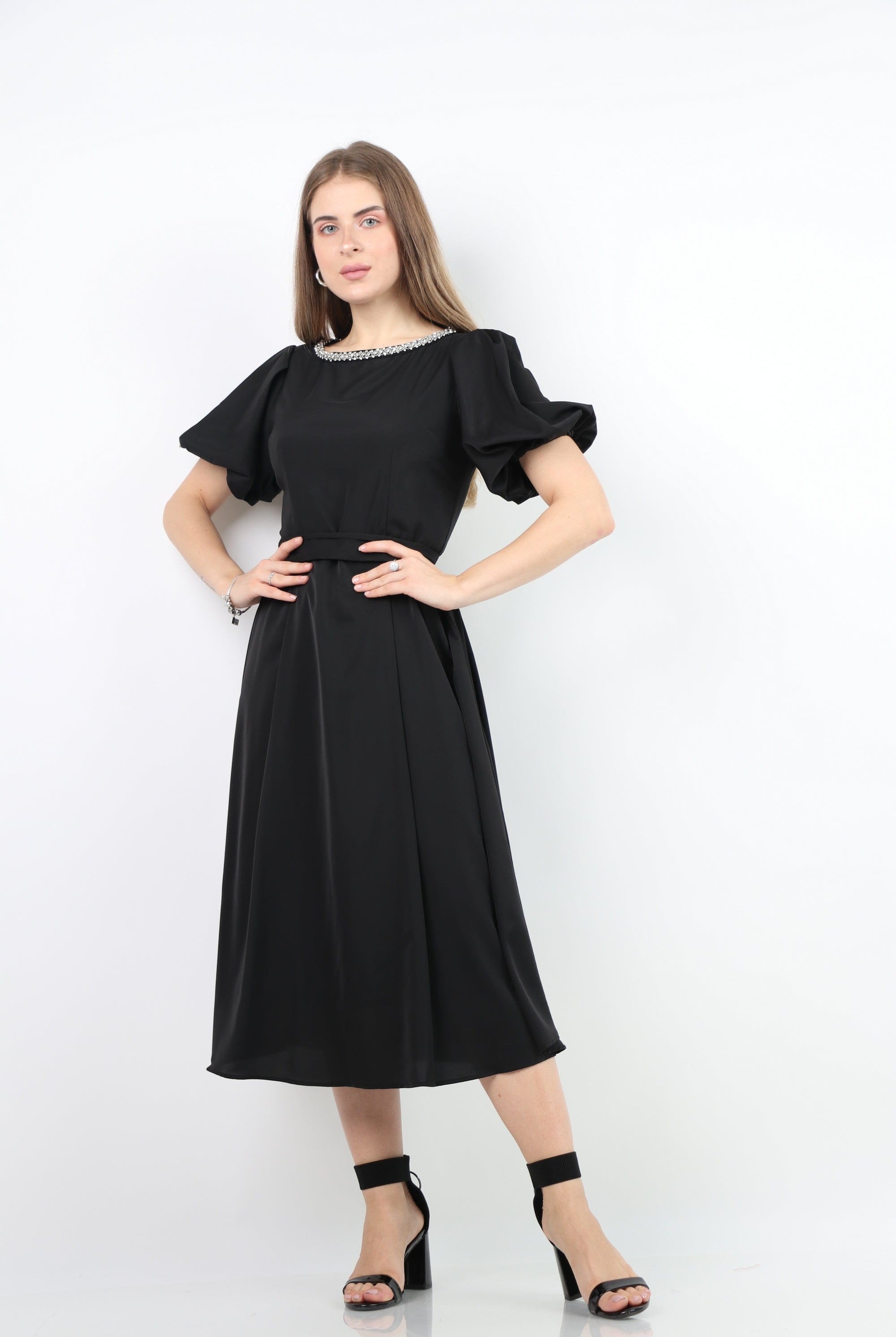 نتشي فستان ميدي كم قصير بف مزين بسوار رقبة