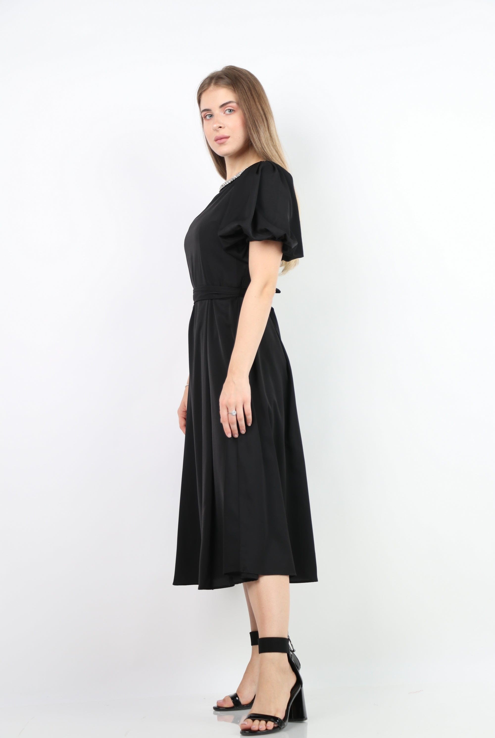 نتشي فستان ميدي كم قصير بف مزين بسوار رقبة