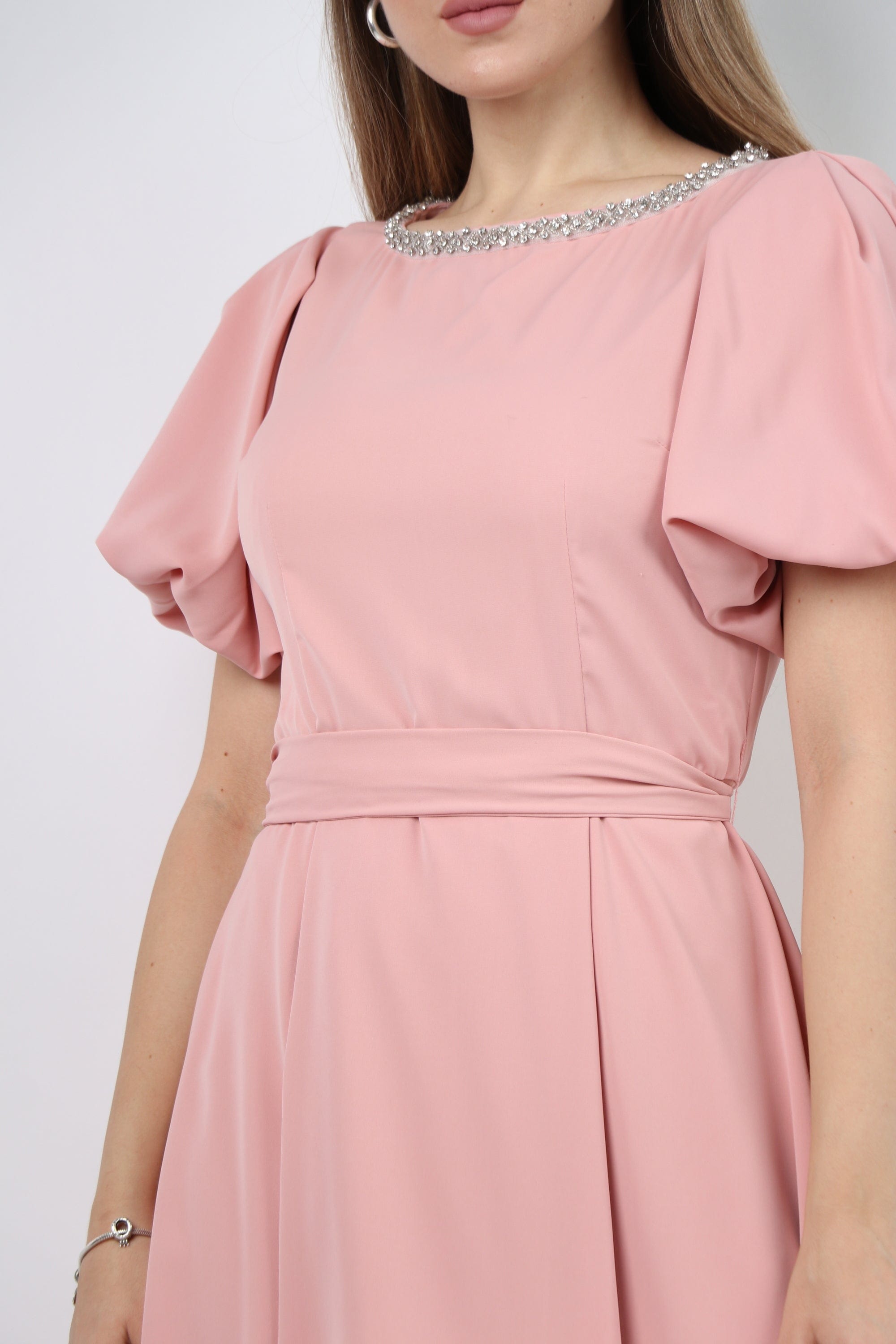 نتشي فستان ميدي كم قصير بف مزين بسوار رقبة