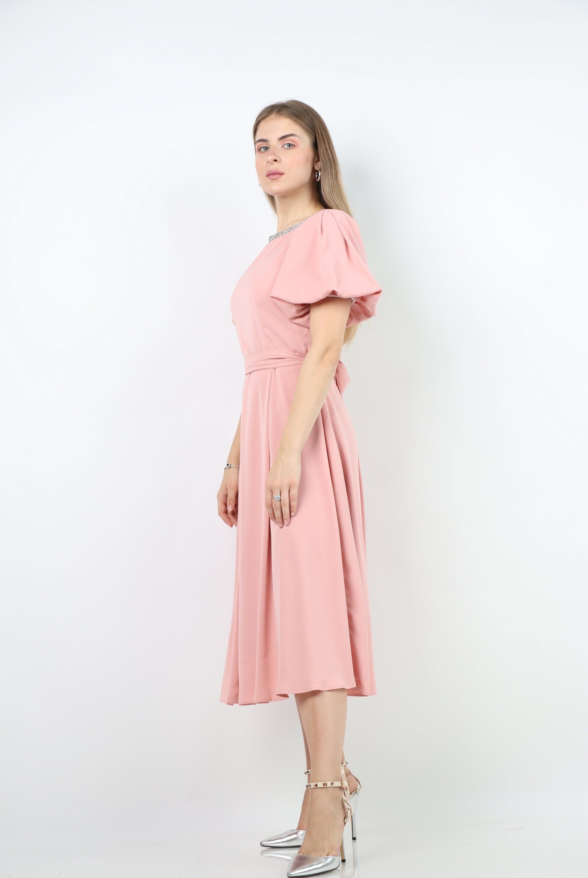 نتشي فستان ميدي كم قصير بف مزين بسوار رقبة