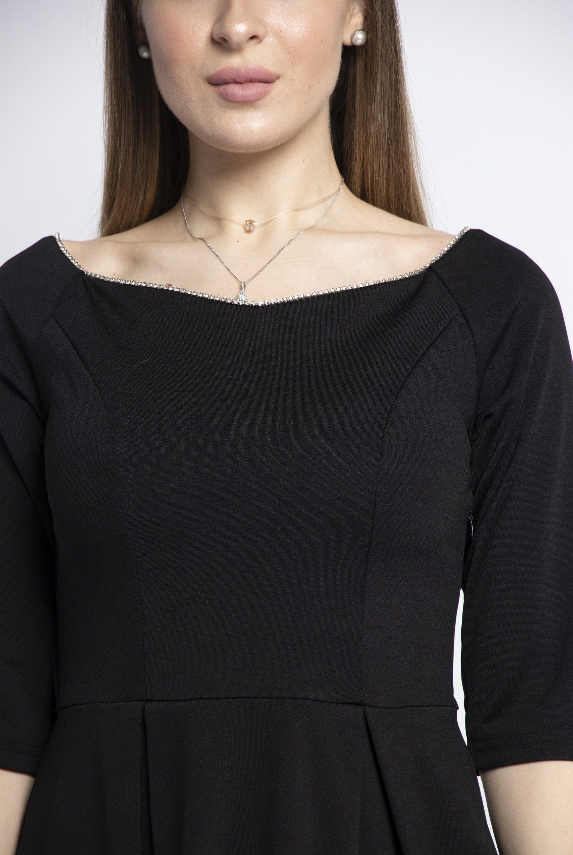 نتشي فستان ميدي رسمي بياقة واسعة كم قصير