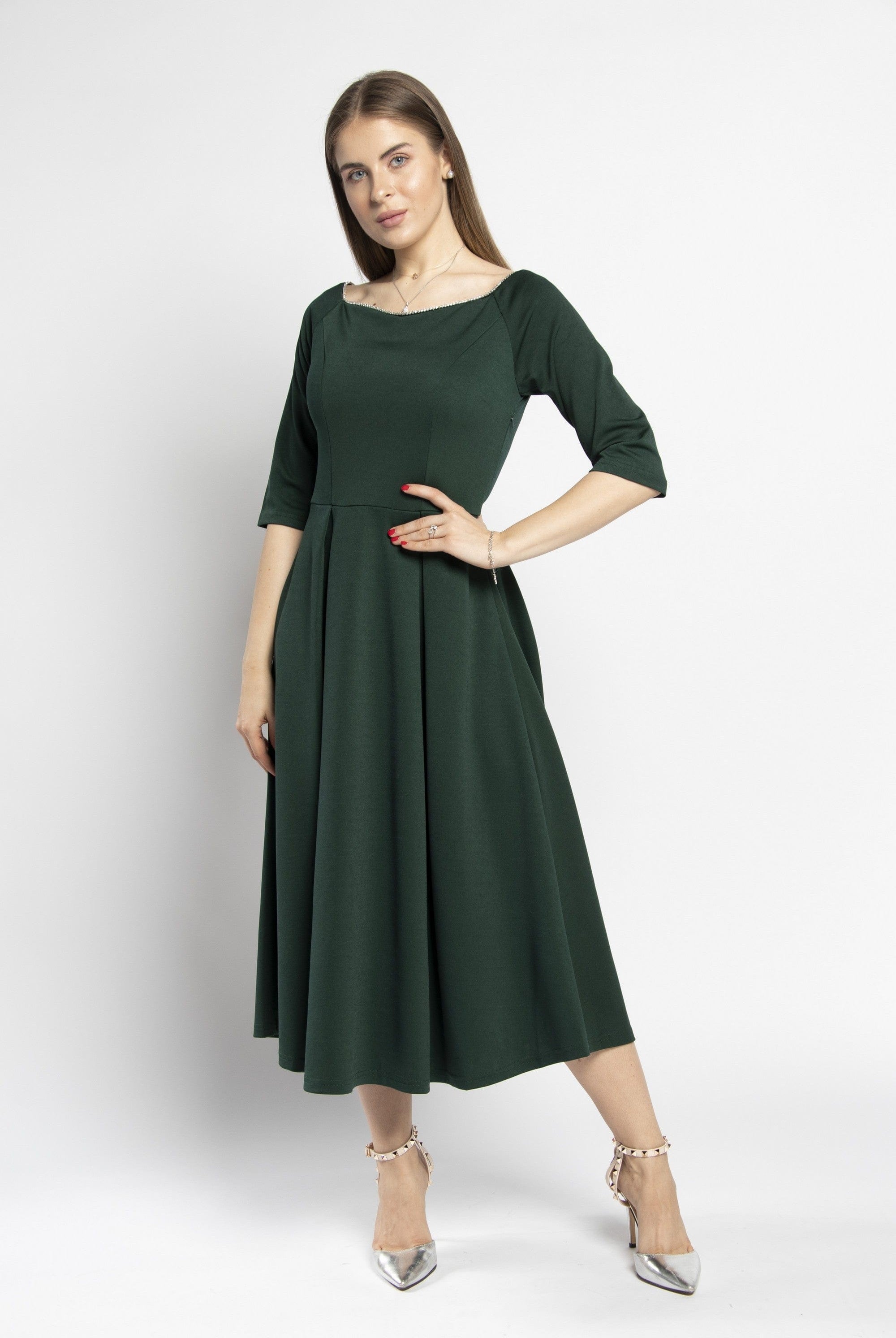 نتشي فستان ميدي رسمي بياقة واسعة كم قصير