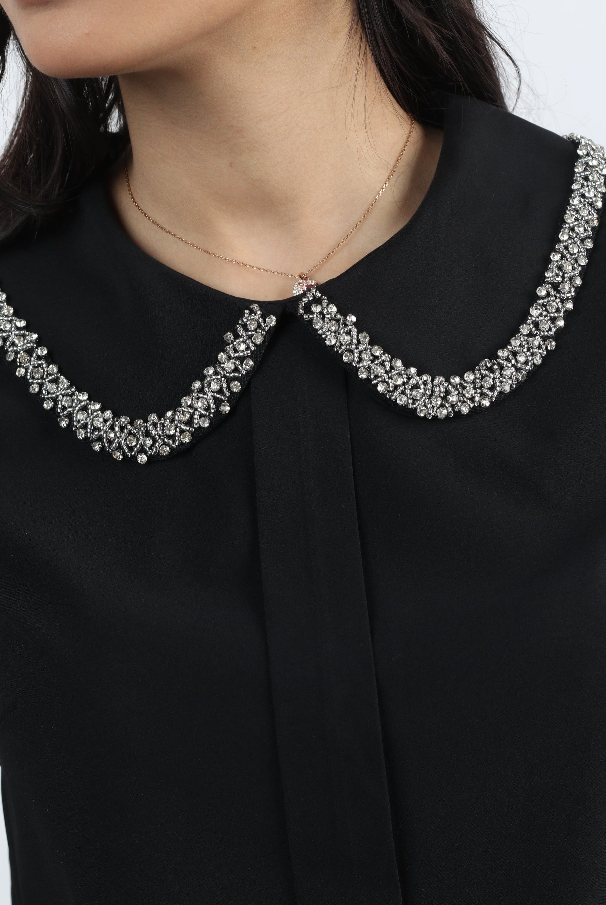 نتشي بلوزة بأكمام قصيرة بتطريز على الياقة