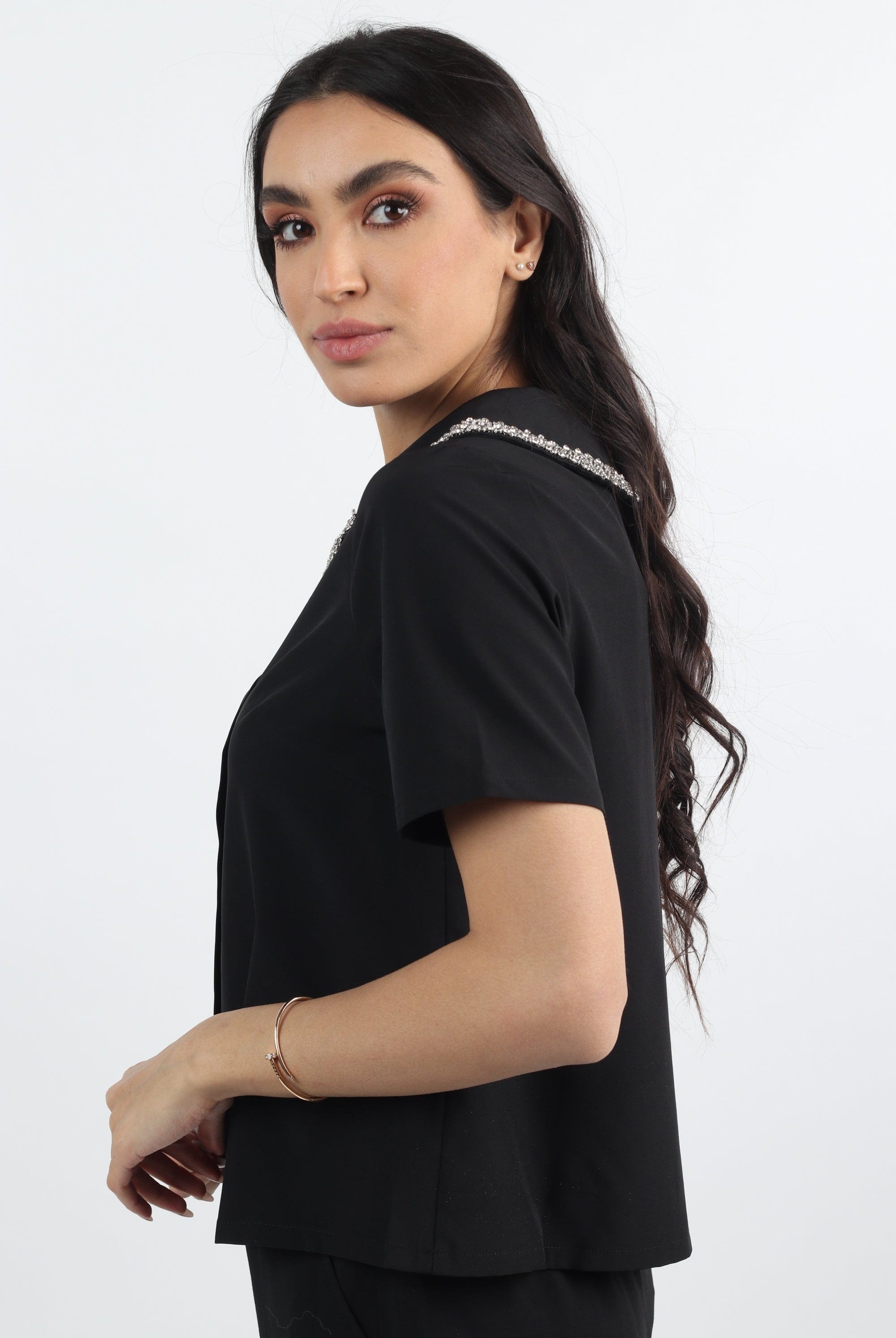 نتشي بلوزة بأكمام قصيرة بتطريز على الياقة