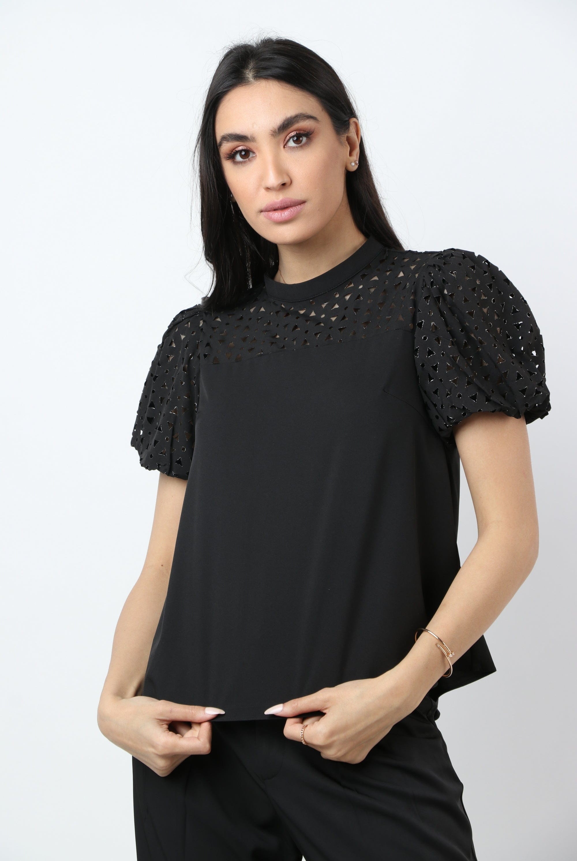 نتشي بلوزة سادة كم قصير منفوخ مخرم نسائي