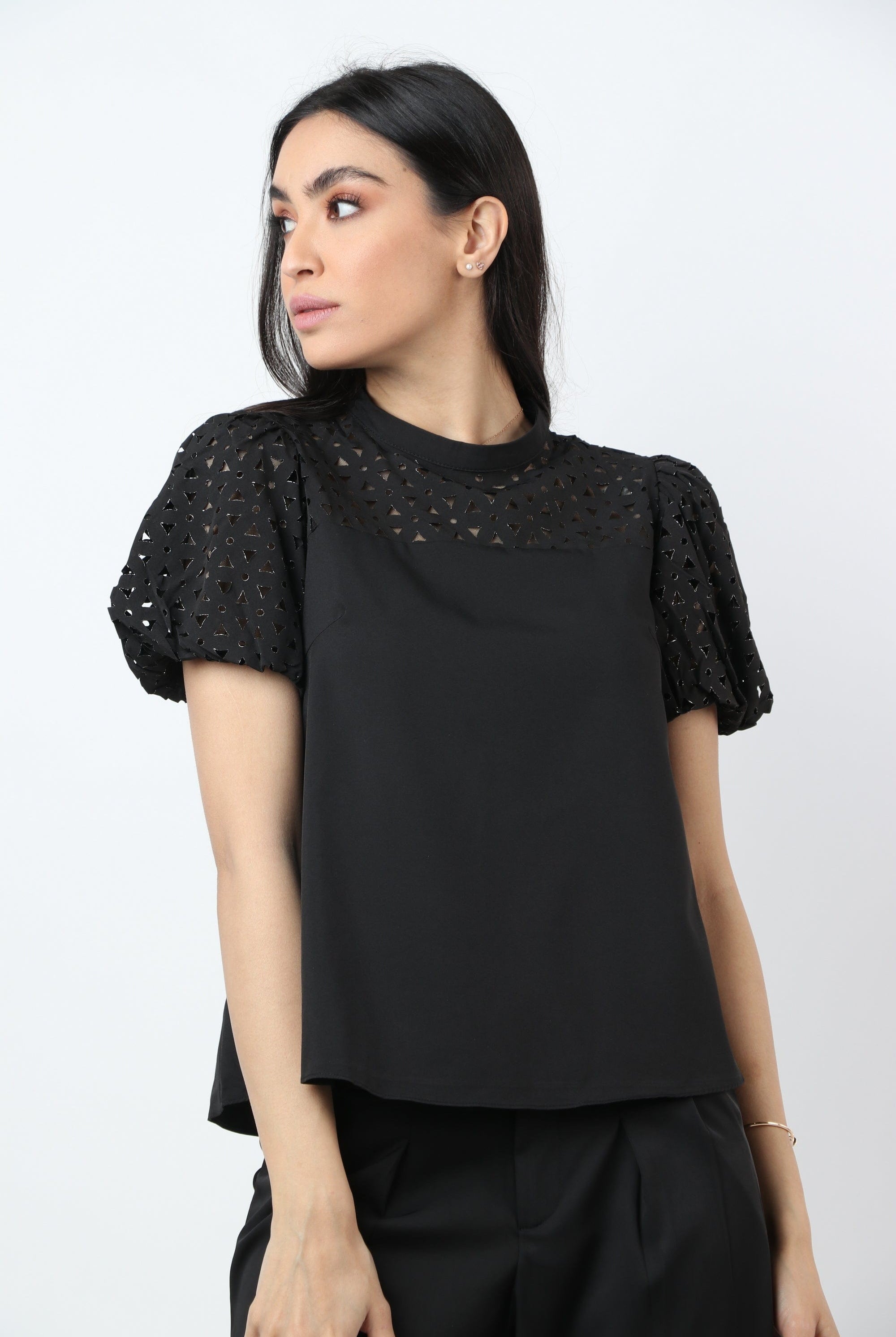 نتشي بلوزة سادة كم قصير منفوخ مخرم نسائي