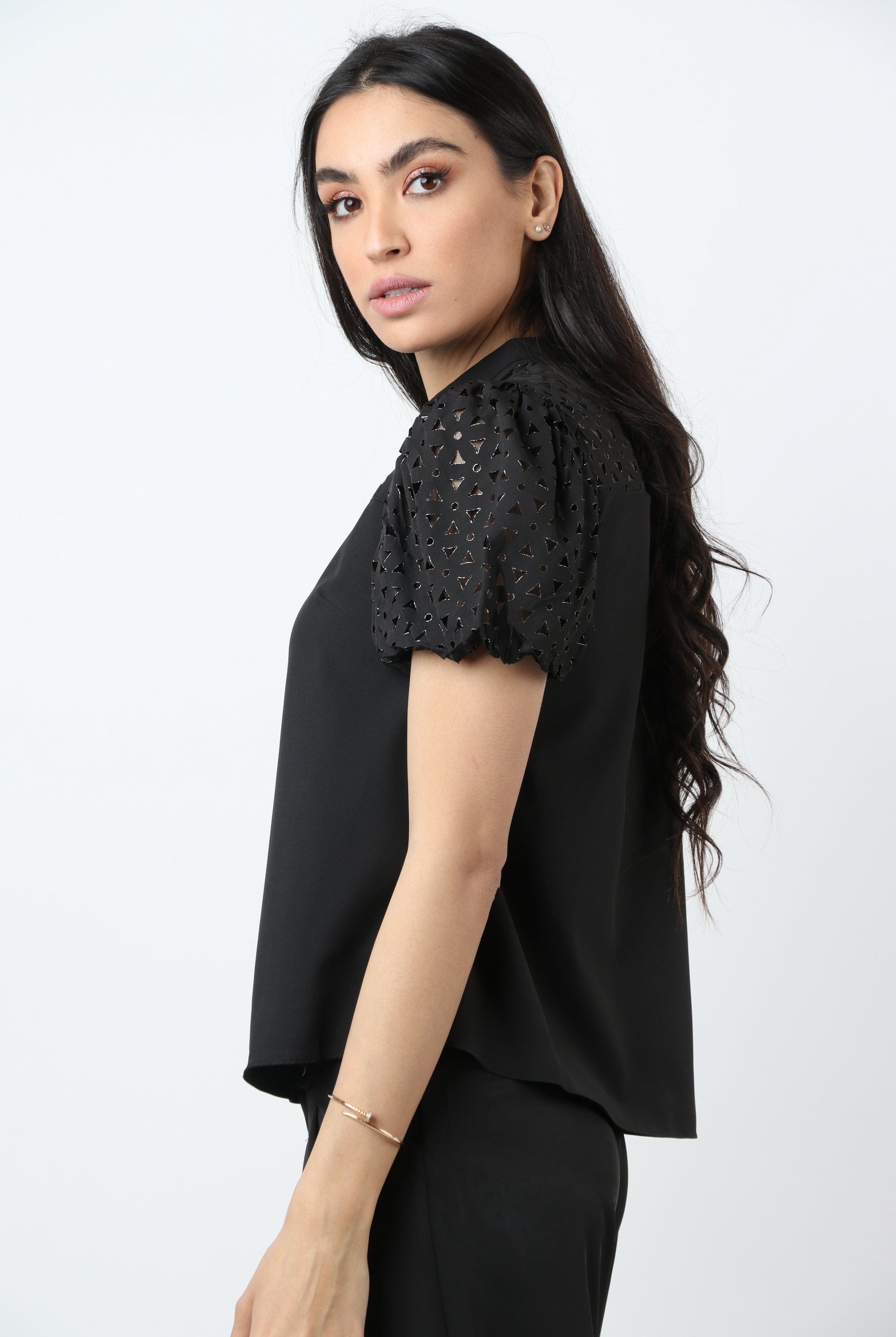 نتشي بلوزة سادة كم قصير منفوخ مخرم نسائي