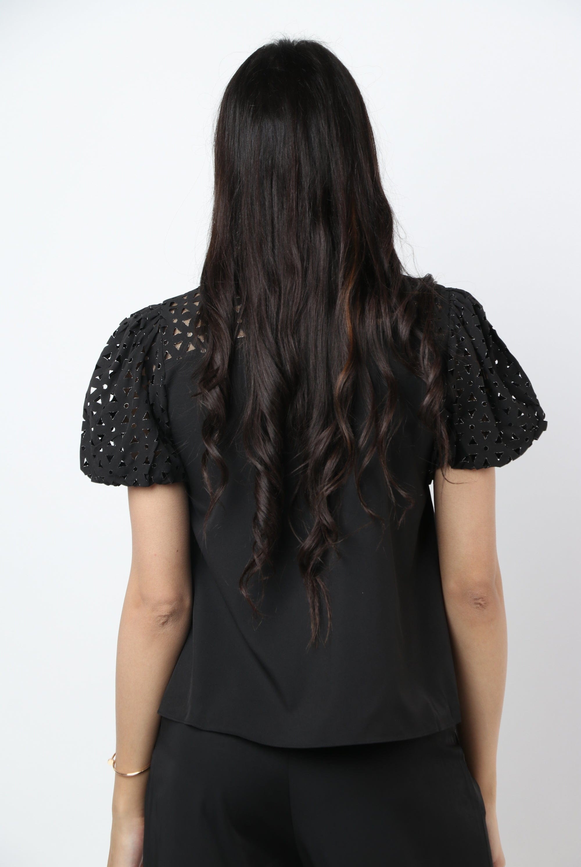 نتشي بلوزة سادة كم قصير منفوخ مخرم نسائي