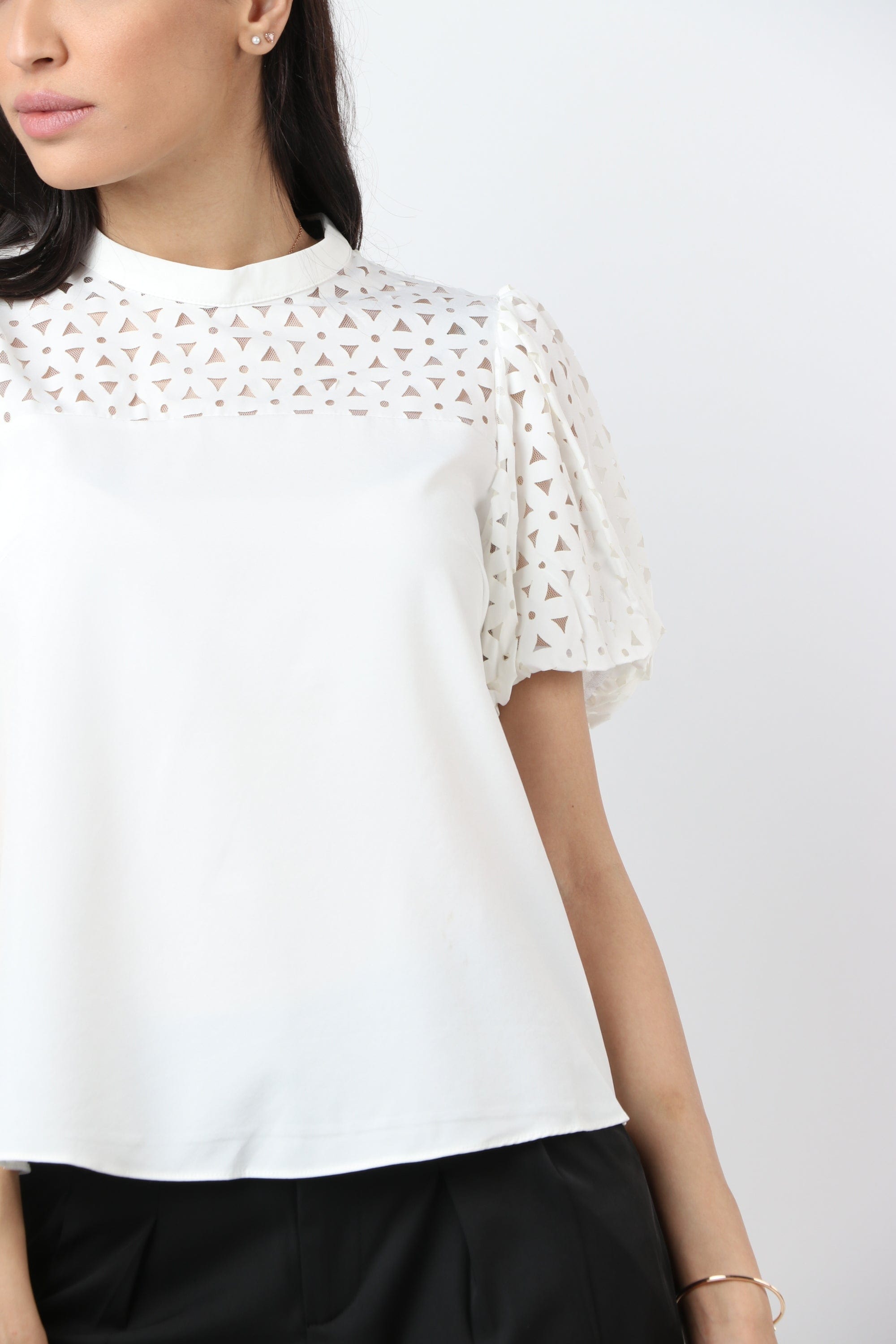 نتشي بلوزة سادة كم قصير منفوخ مخرم نسائي