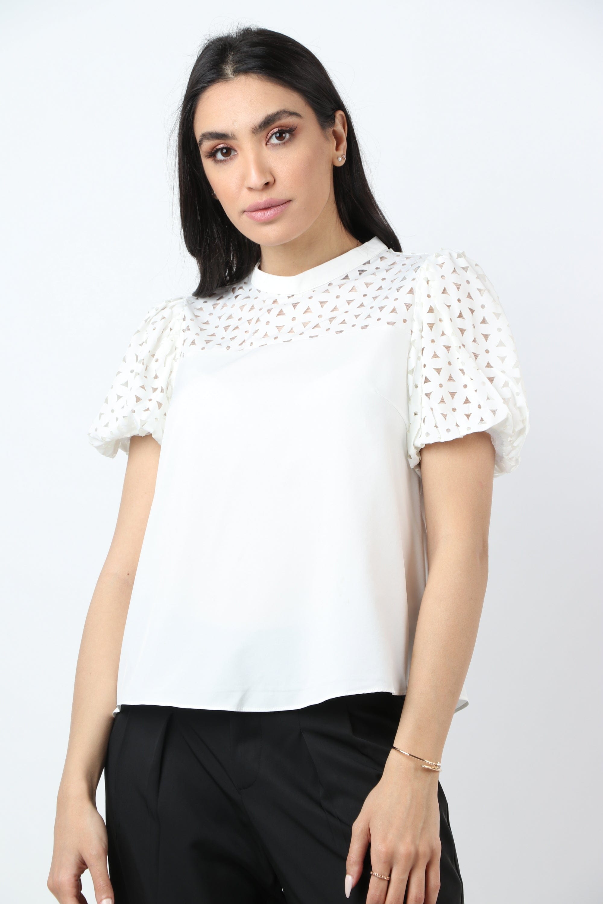 نتشي بلوزة سادة كم قصير منفوخ مخرم نسائي