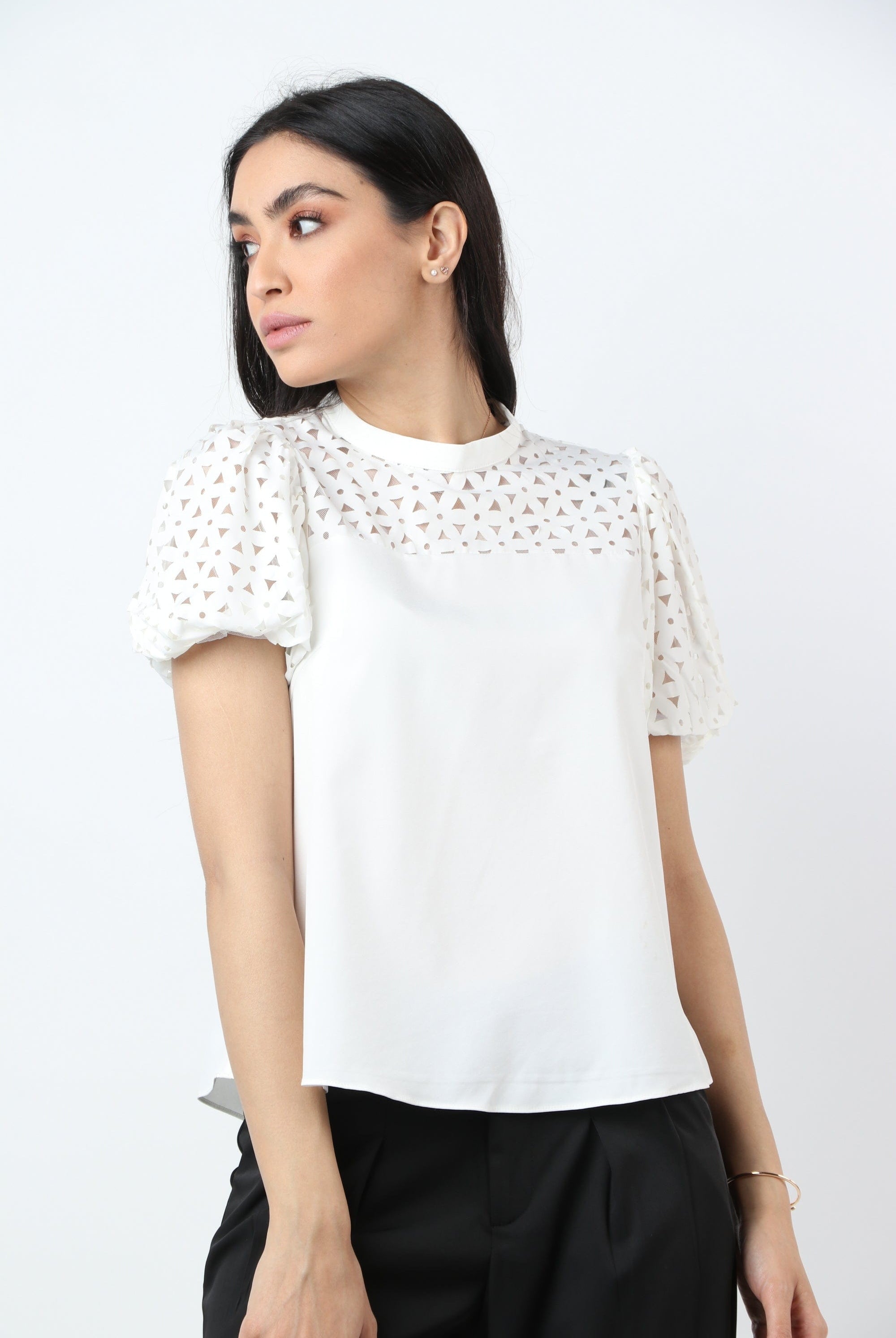 نتشي بلوزة سادة كم قصير منفوخ مخرم نسائي