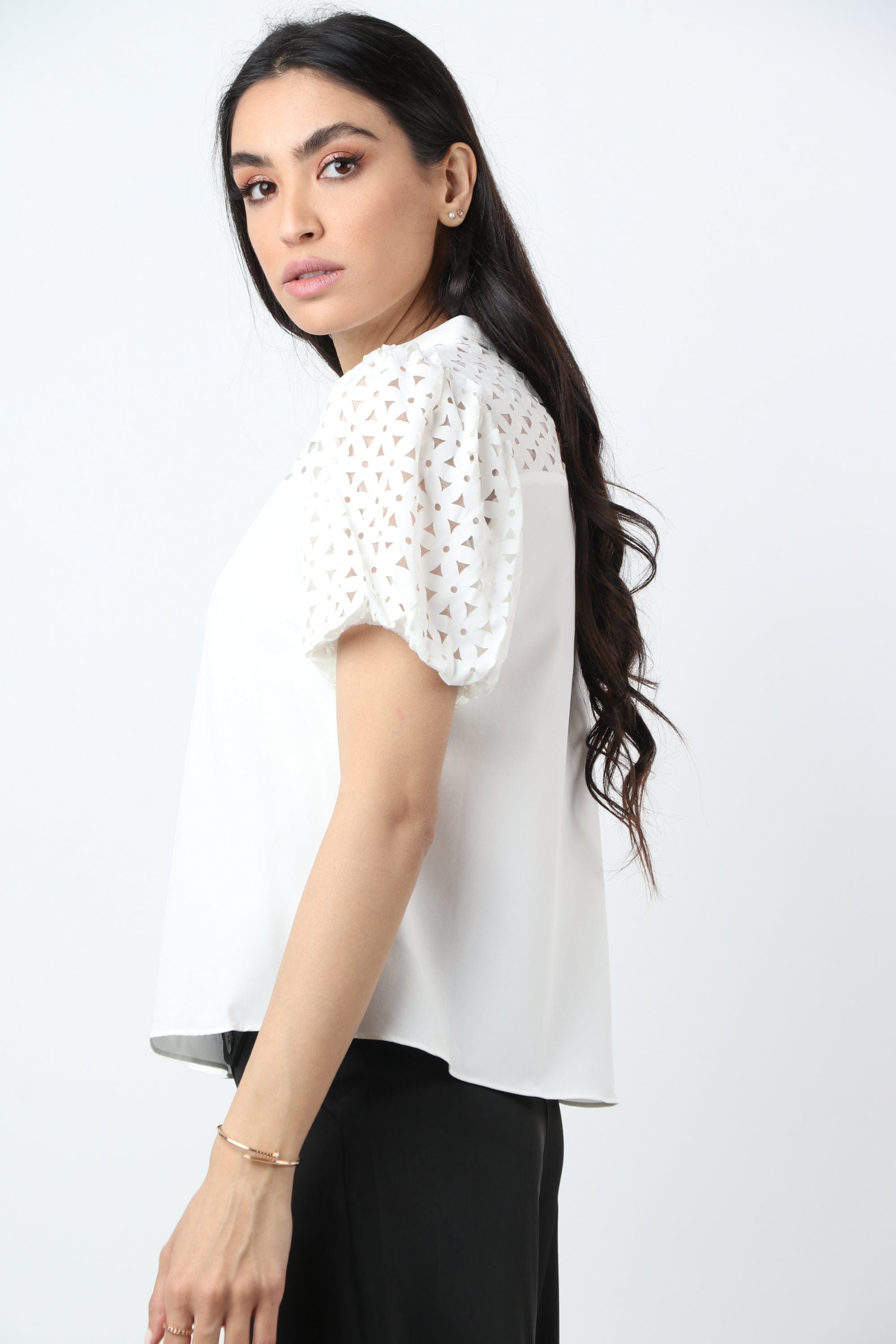 نتشي بلوزة سادة كم قصير منفوخ مخرم نسائي