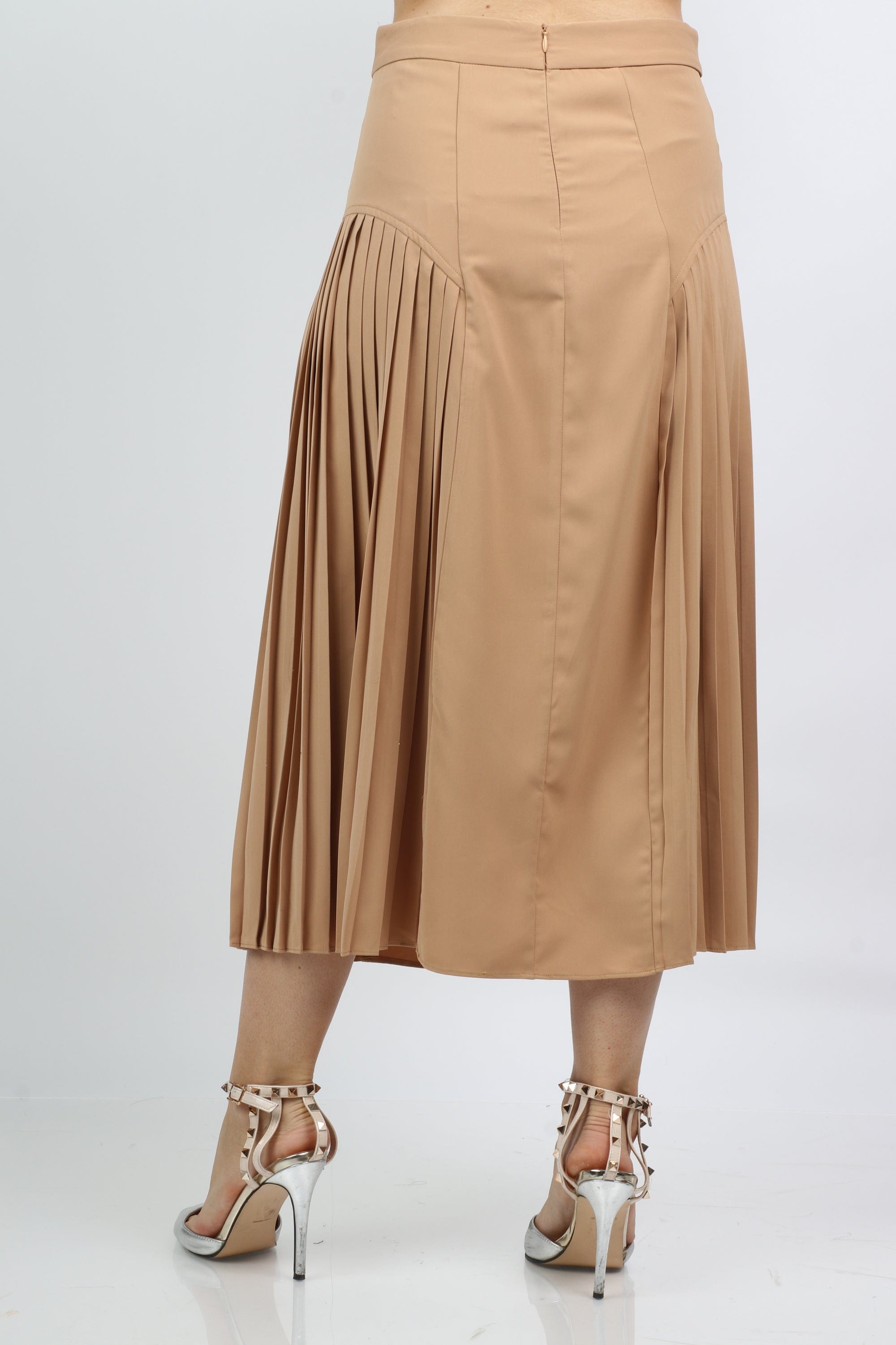 نتشي تنورة ميدي سادة مزين بكسرات من الجانبين