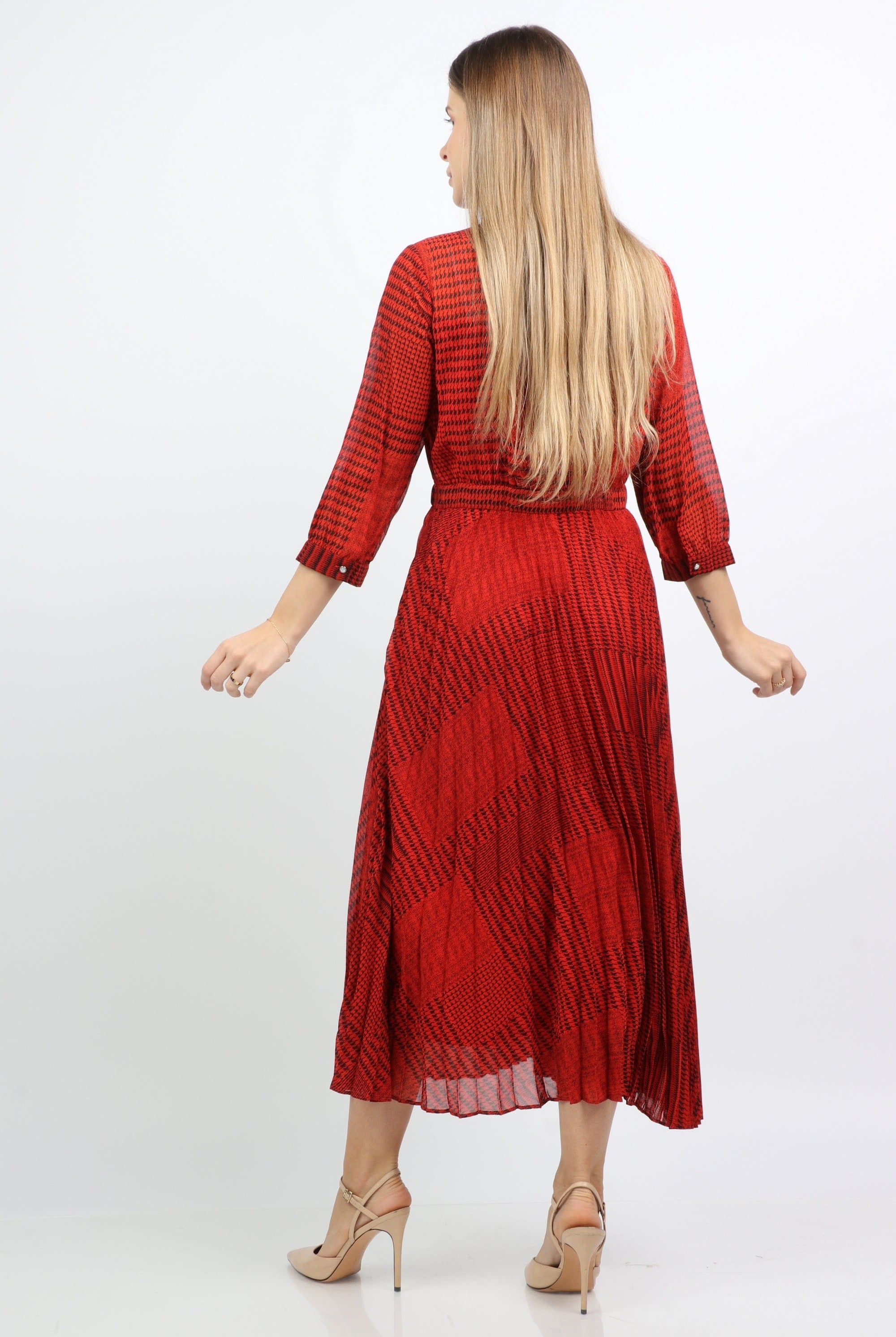 نتشي فستان ميدي كاروهات مزين بكرانيش على الصدر كم قصير