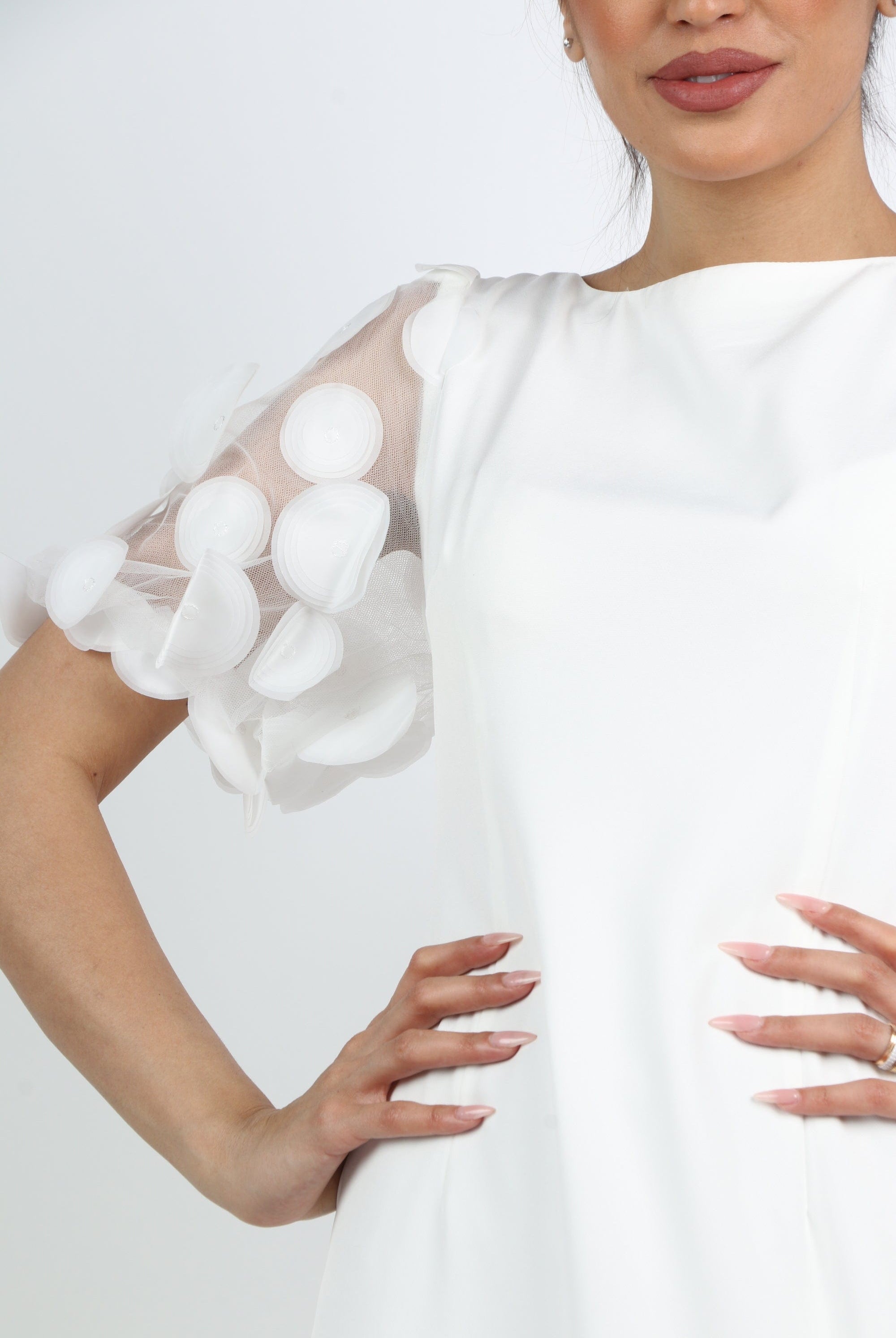 نتشي فستان ميدي مكشكش من الأسفل بكم شيفون قصير