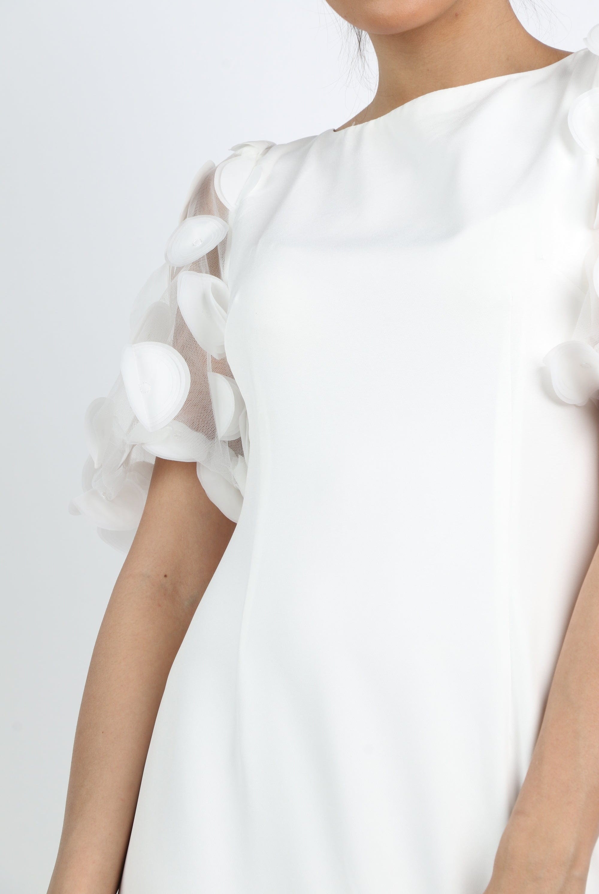 نتشي فستان ميدي مكشكش من الأسفل بكم شيفون قصير