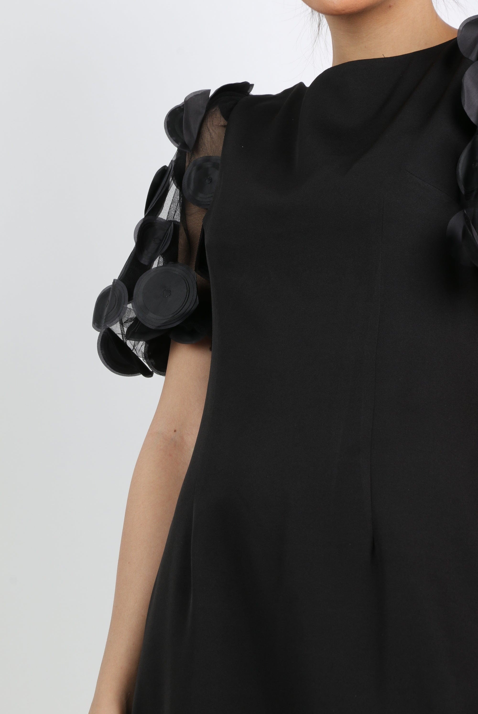 نتشي فستان ميدي مكشكش من الأسفل بكم شيفون قصير