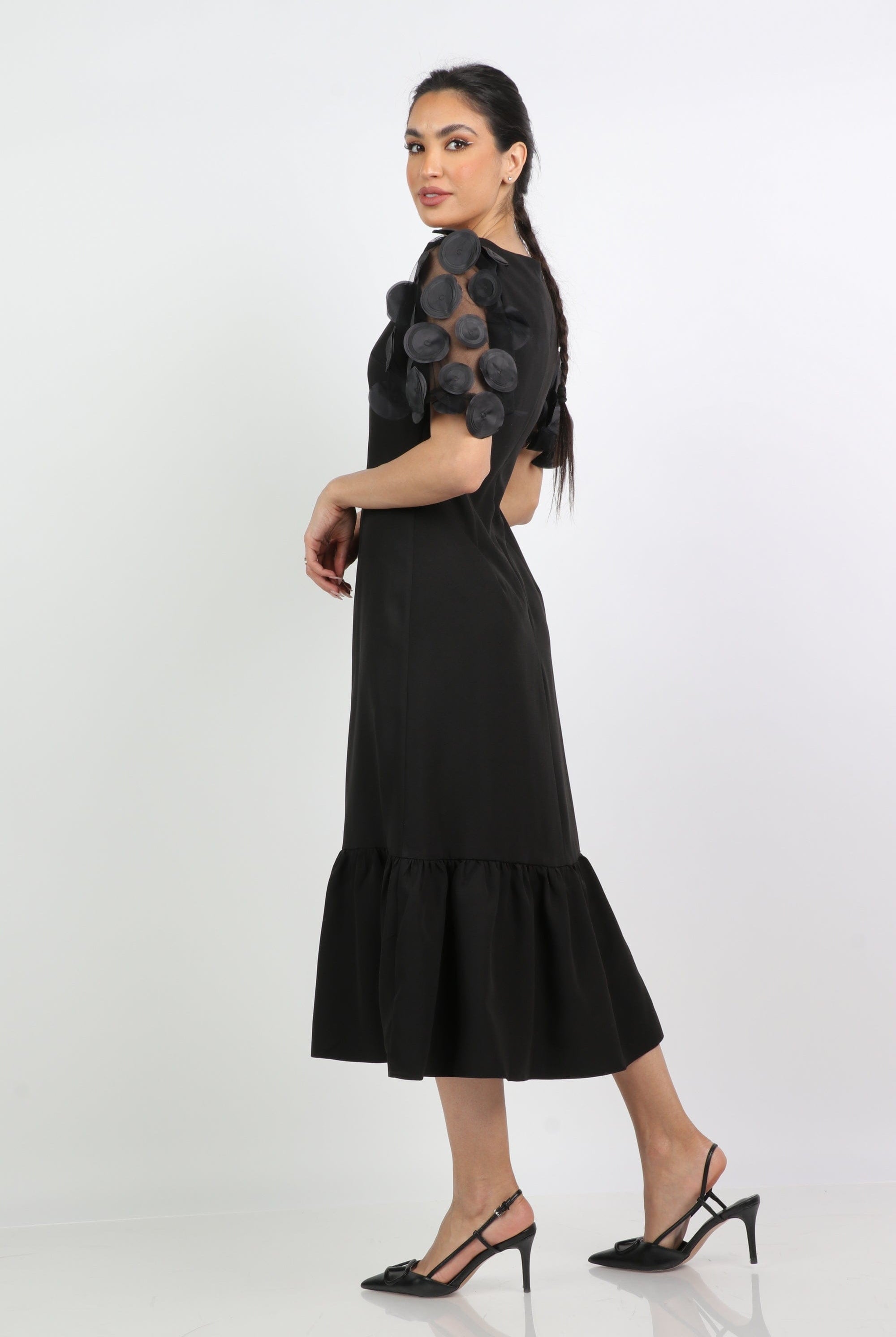 نتشي فستان ميدي مكشكش من الأسفل بكم شيفون قصير