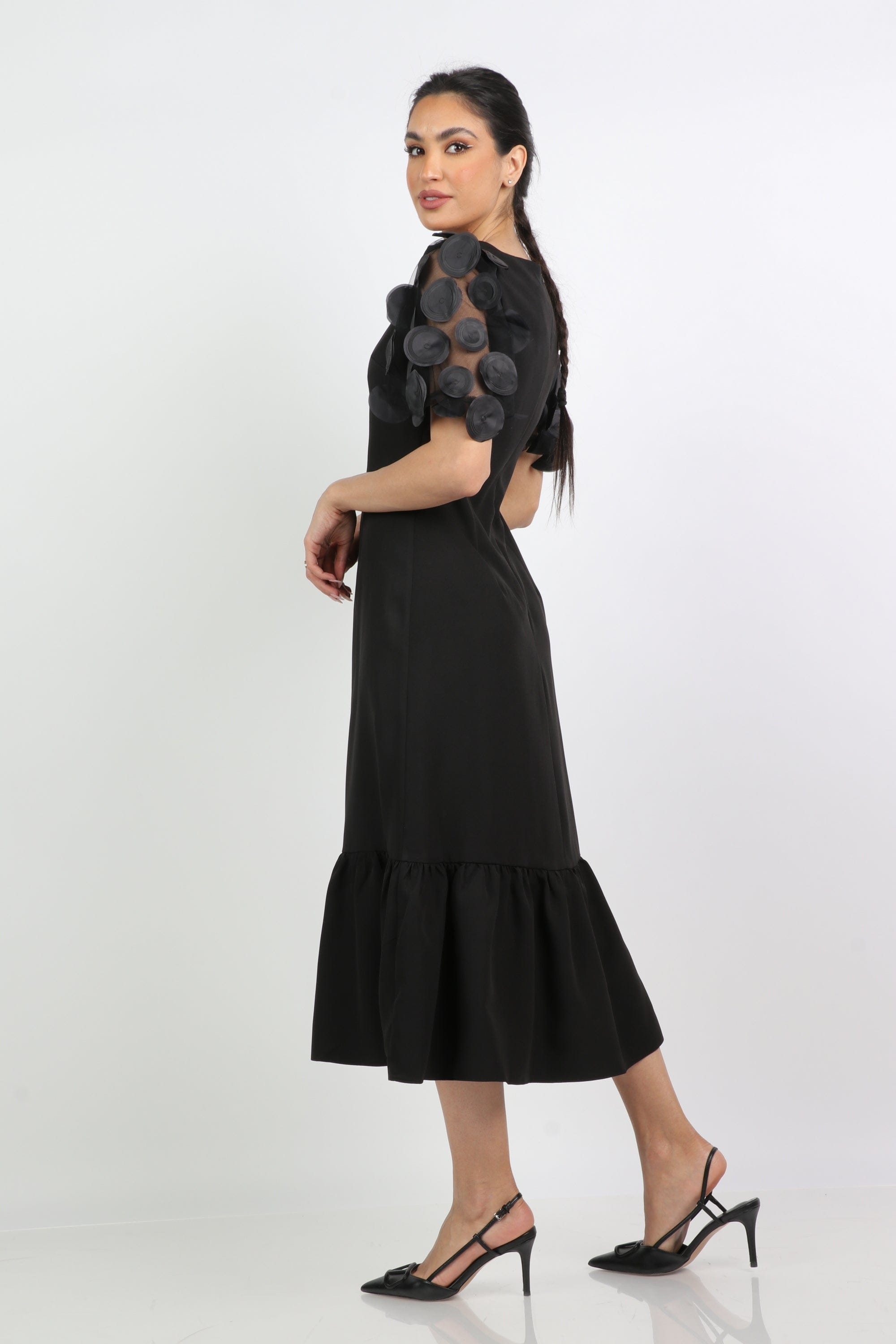 نتشي فستان ميدي مكشكش من الأسفل بكم شيفون قصير