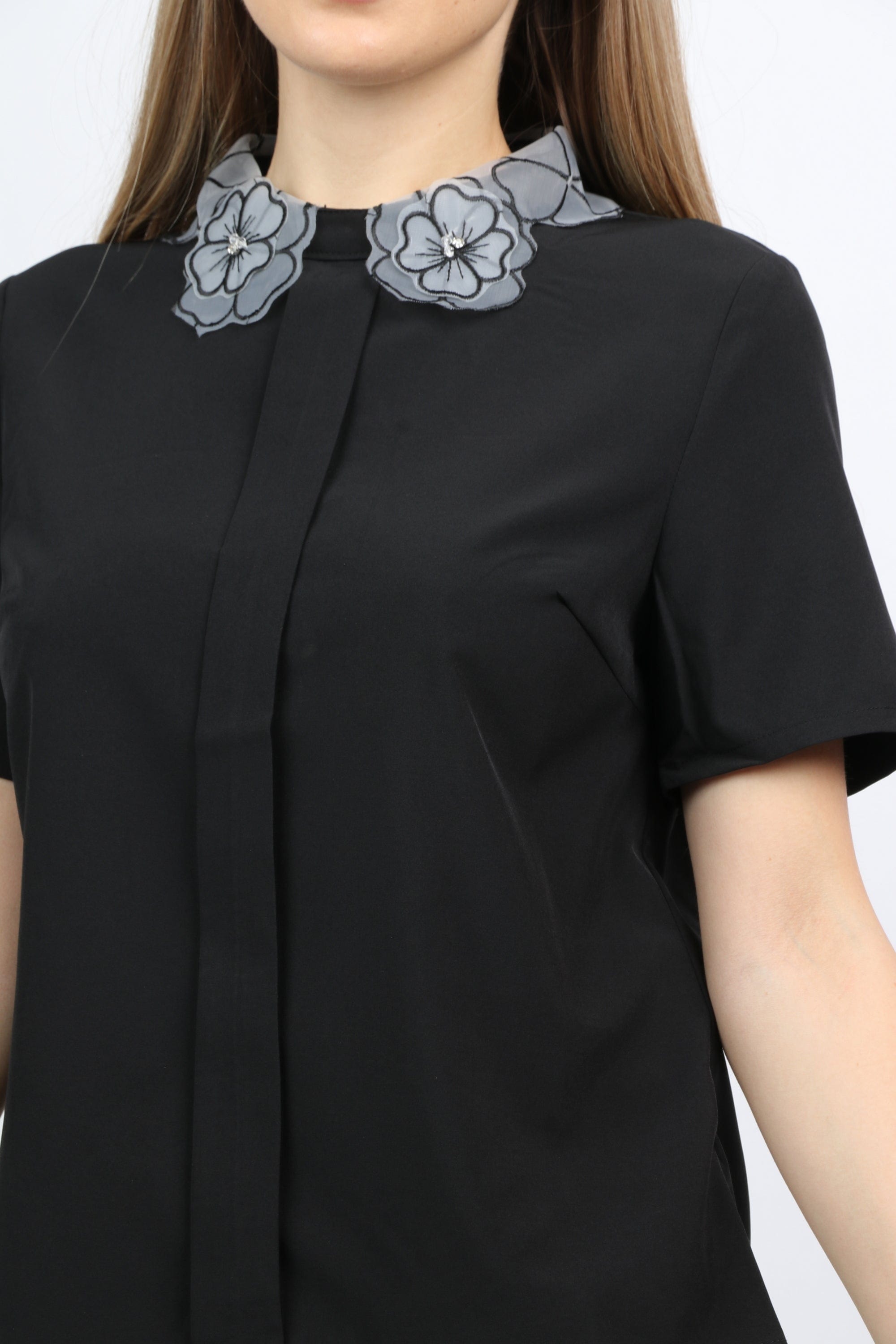 نتشي بلوزة رسمية بياقة مزينة بورد نص كم نسائي