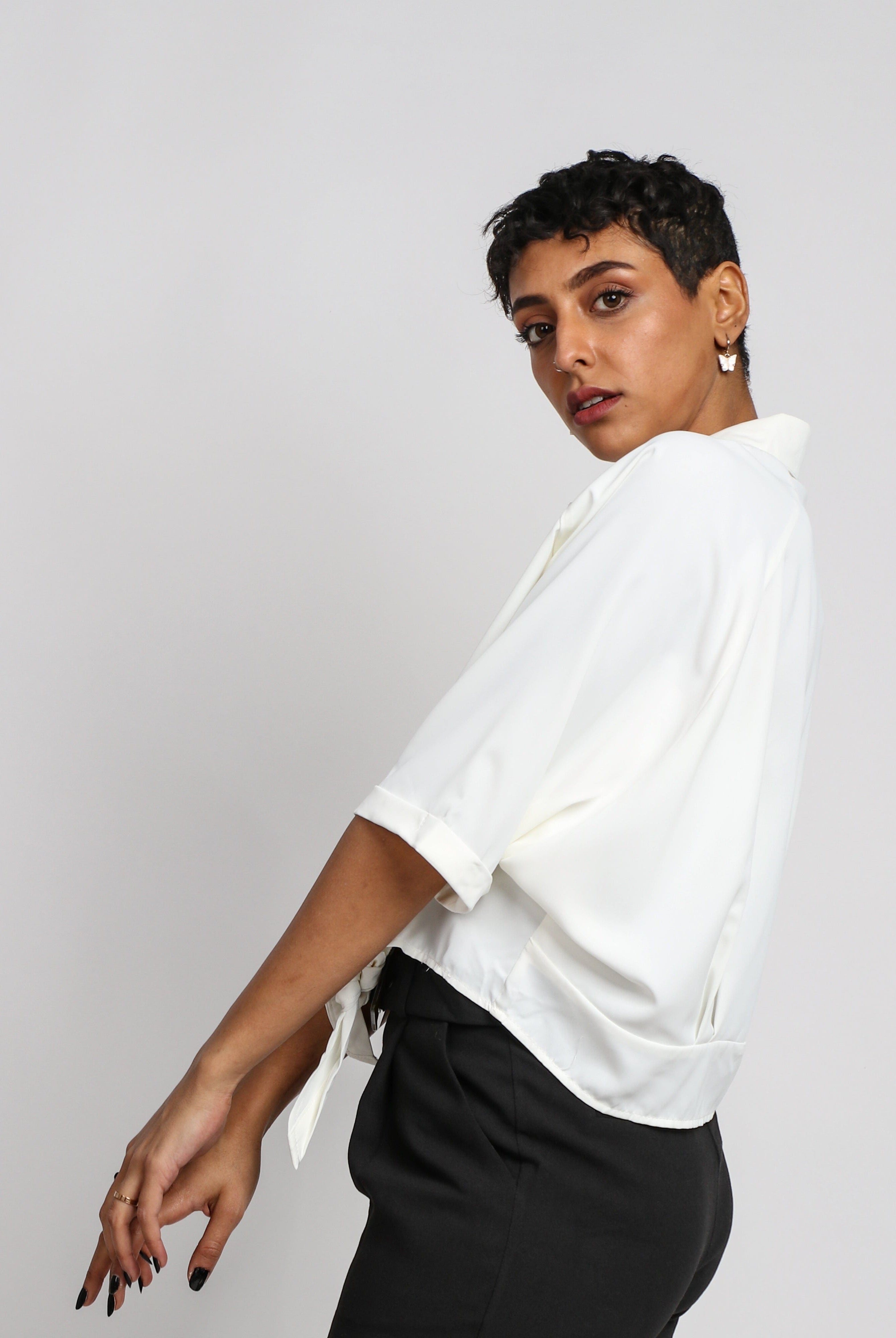 نتشي قميص سادة بياقة وأزرار أمامية كم طويل وربطة على الخصر نسائي