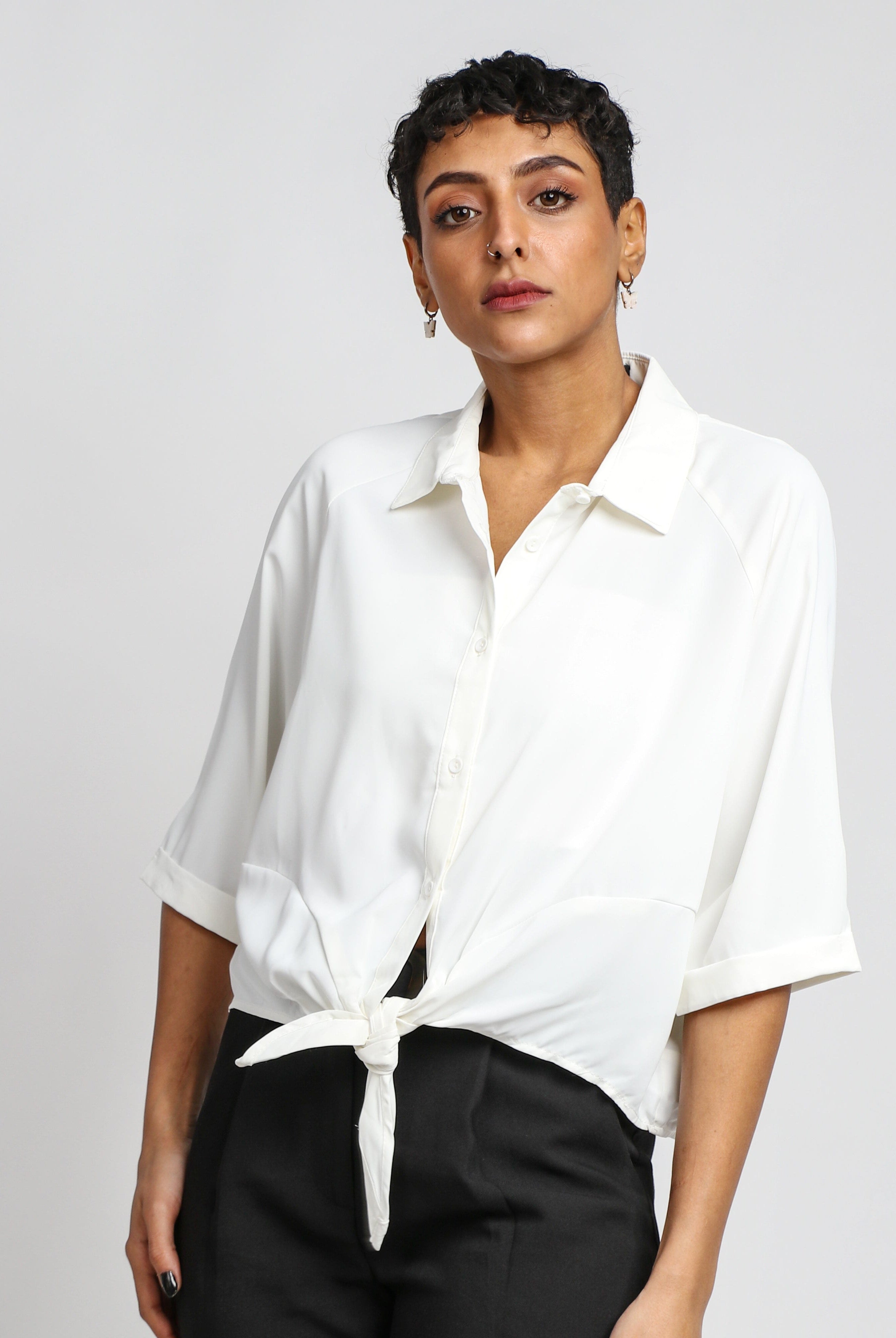 نتشي قميص سادة بياقة وأزرار أمامية كم طويل وربطة على الخصر نسائي