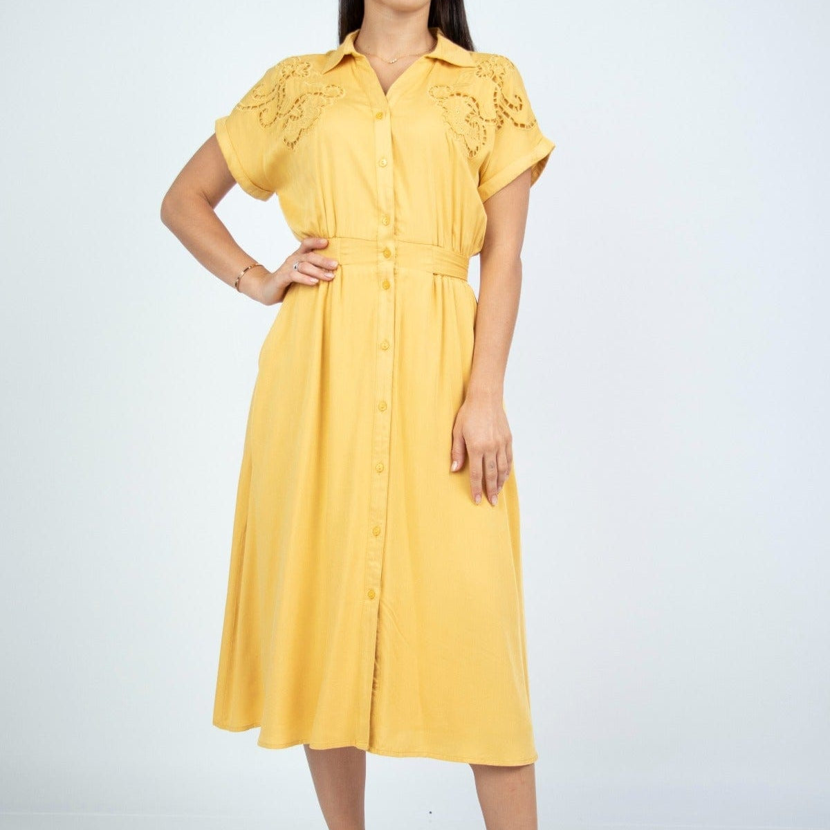 نتشي فستان ميدي قميص بياقة وأزرار أمامية بحزام خصر مخفي بكم قصير