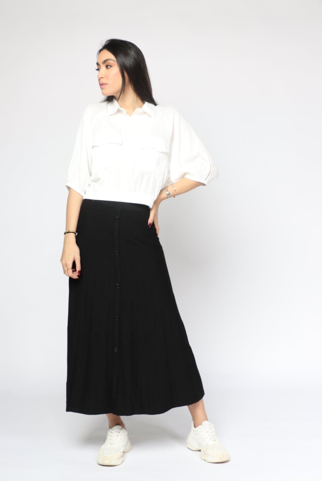 نتشي بلوزة بياقة وأزرار أمامية بحزام خصر مخفي بكم قصير