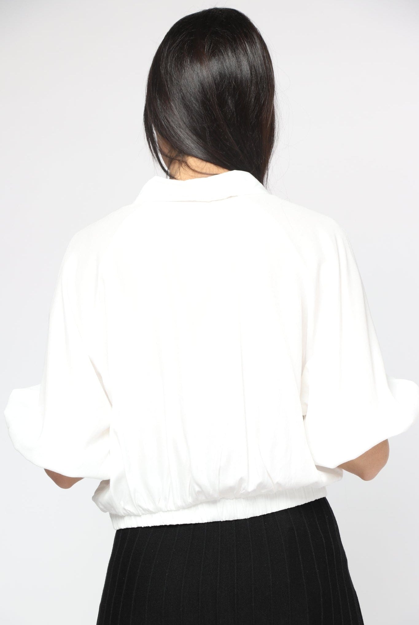 نتشي بلوزة بياقة وأزرار أمامية بحزام خصر مخفي بكم قصير