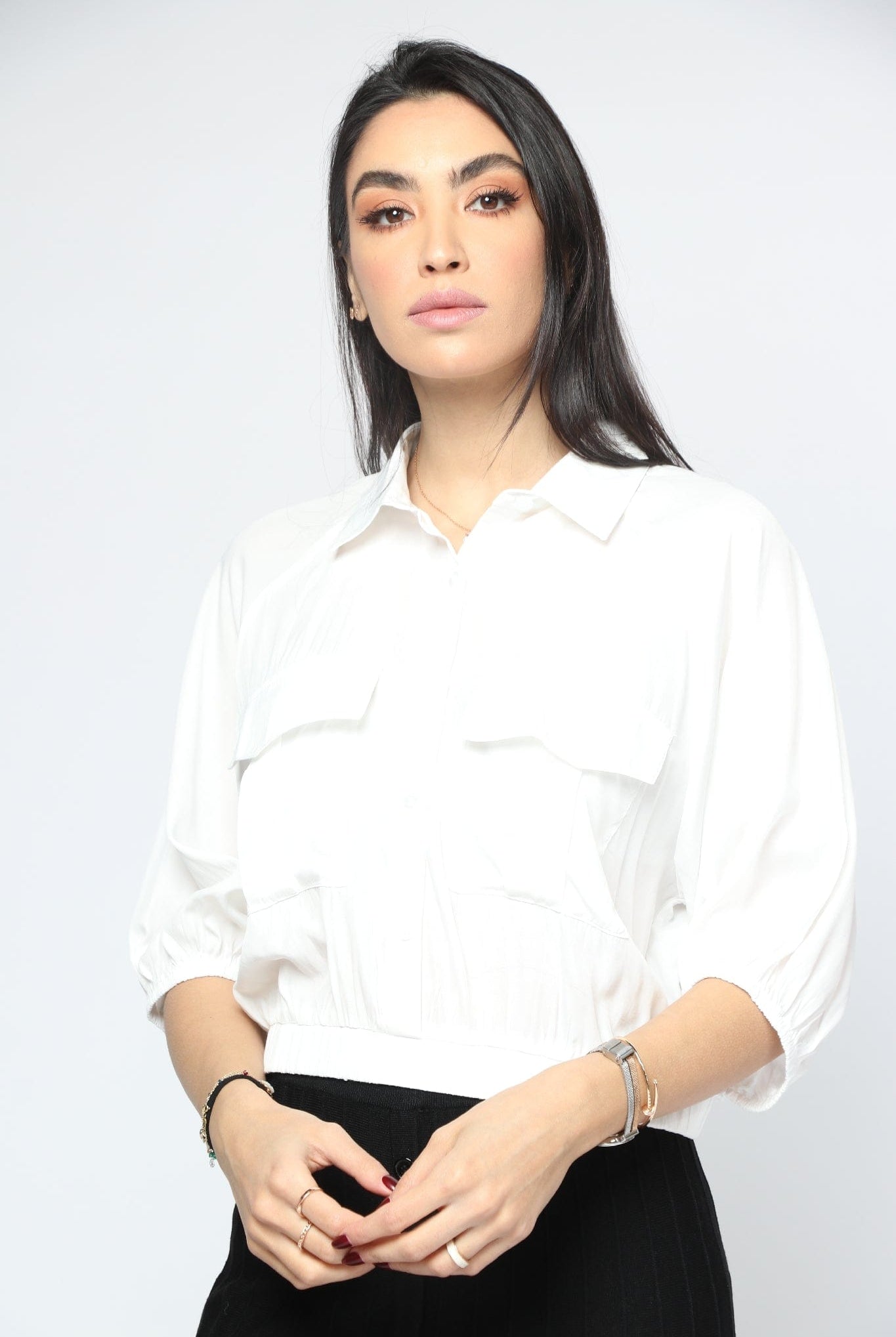 نتشي بلوزة بياقة وأزرار أمامية بحزام خصر مخفي بكم قصير