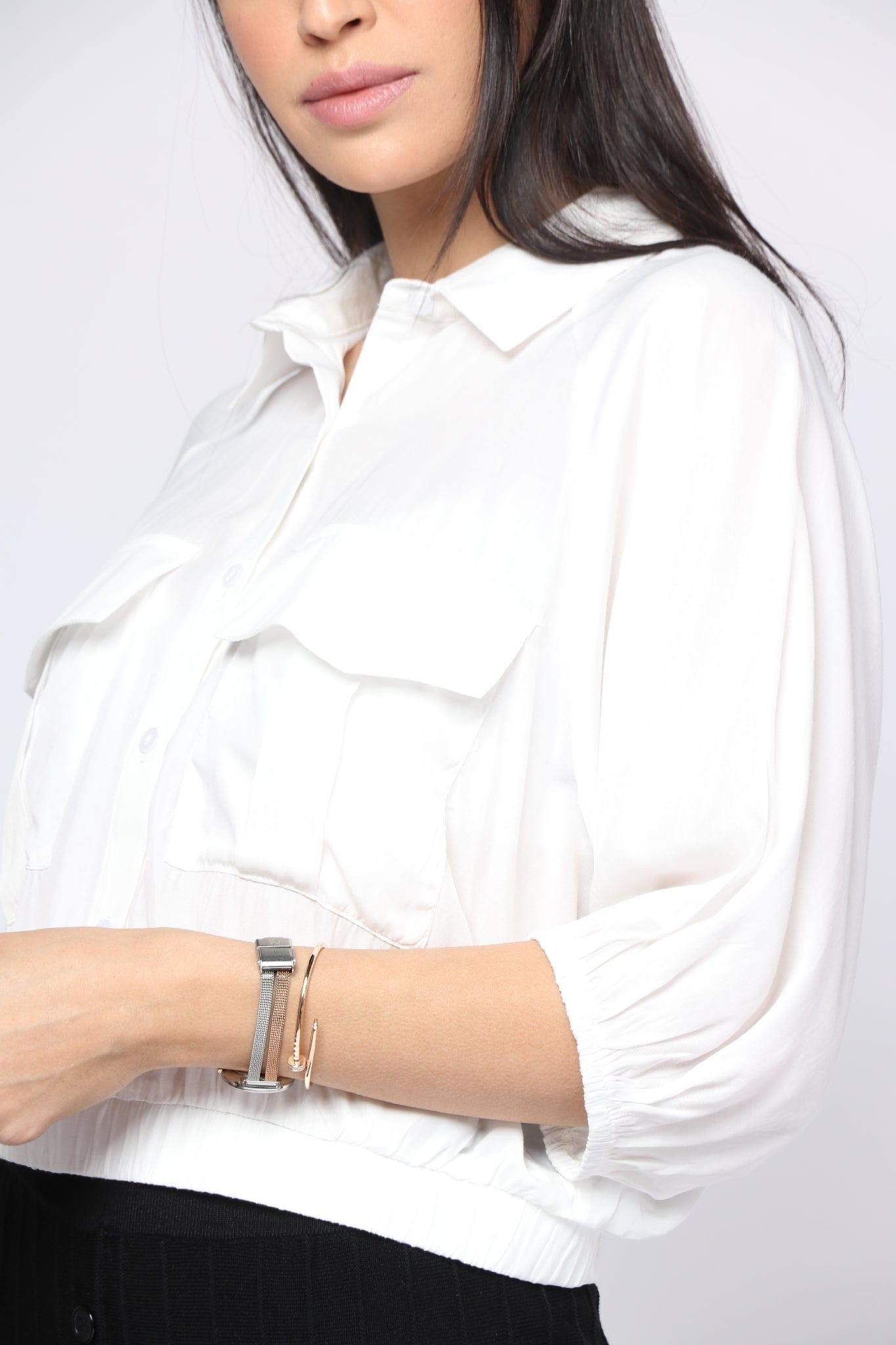 نتشي بلوزة بياقة وأزرار أمامية بحزام خصر مخفي بكم قصير