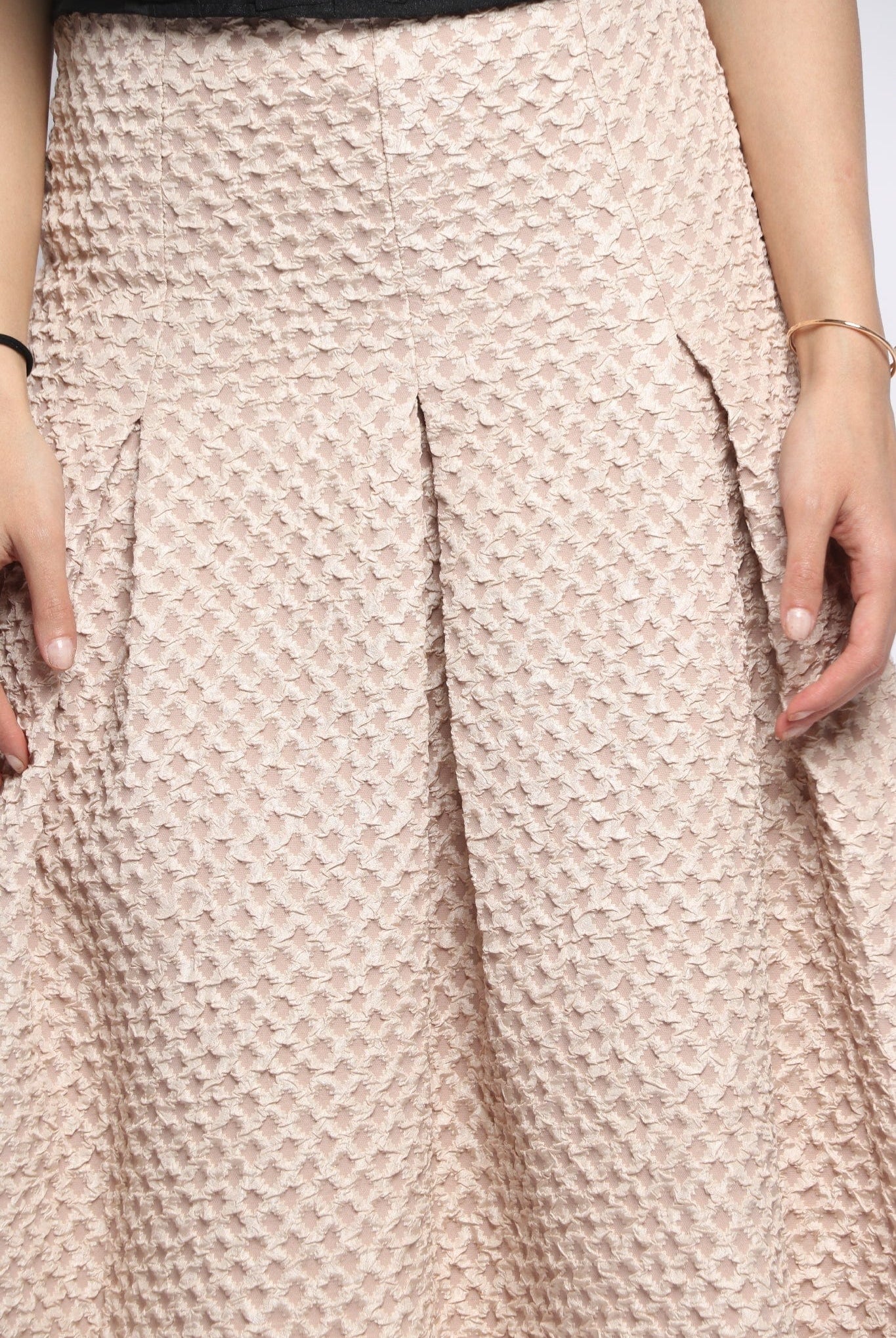 نتشي تنورة ميدي سادة بخصر عالي بكسرات