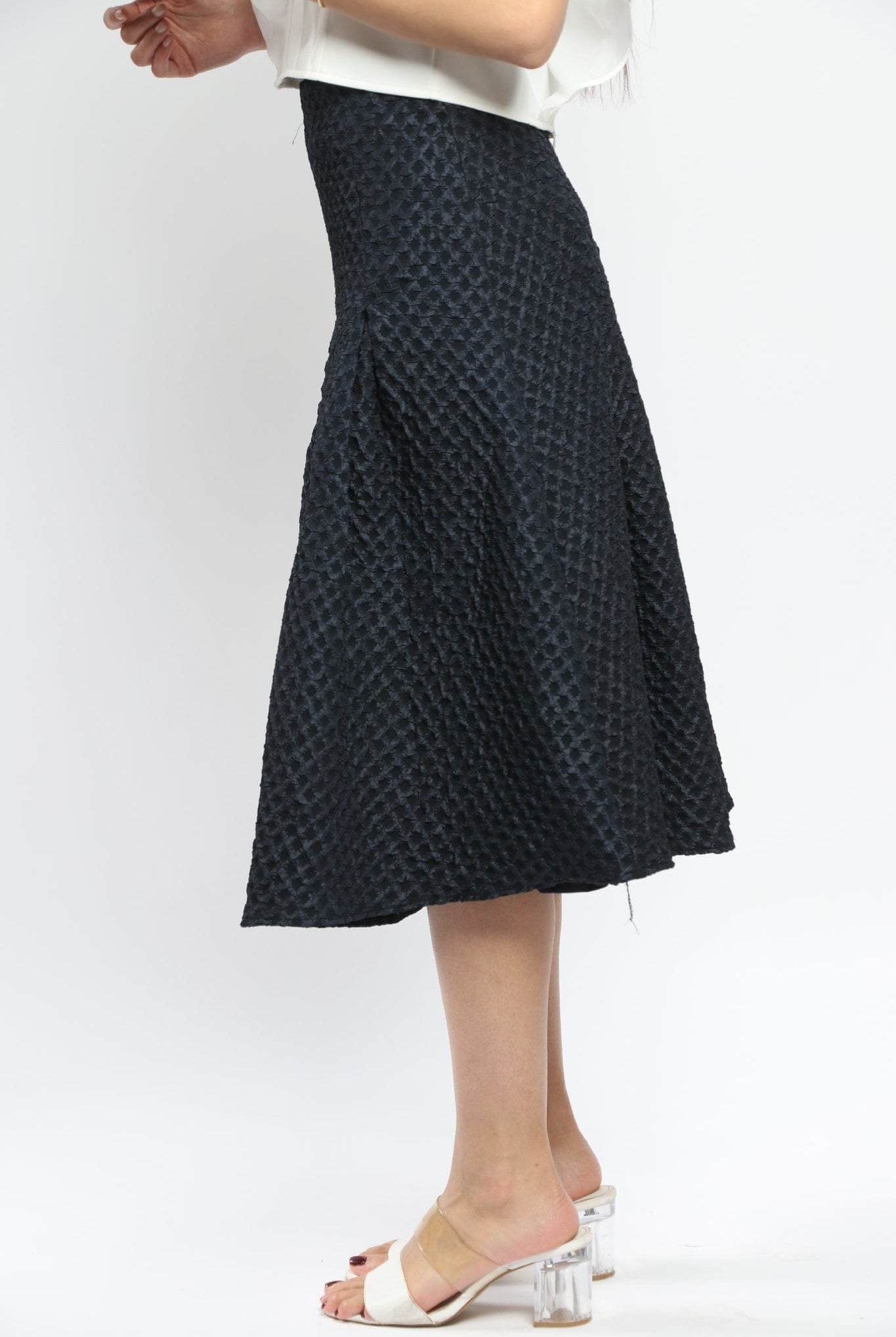 نتشي تنورة ميدي سادة بخصر عالي بكسرات