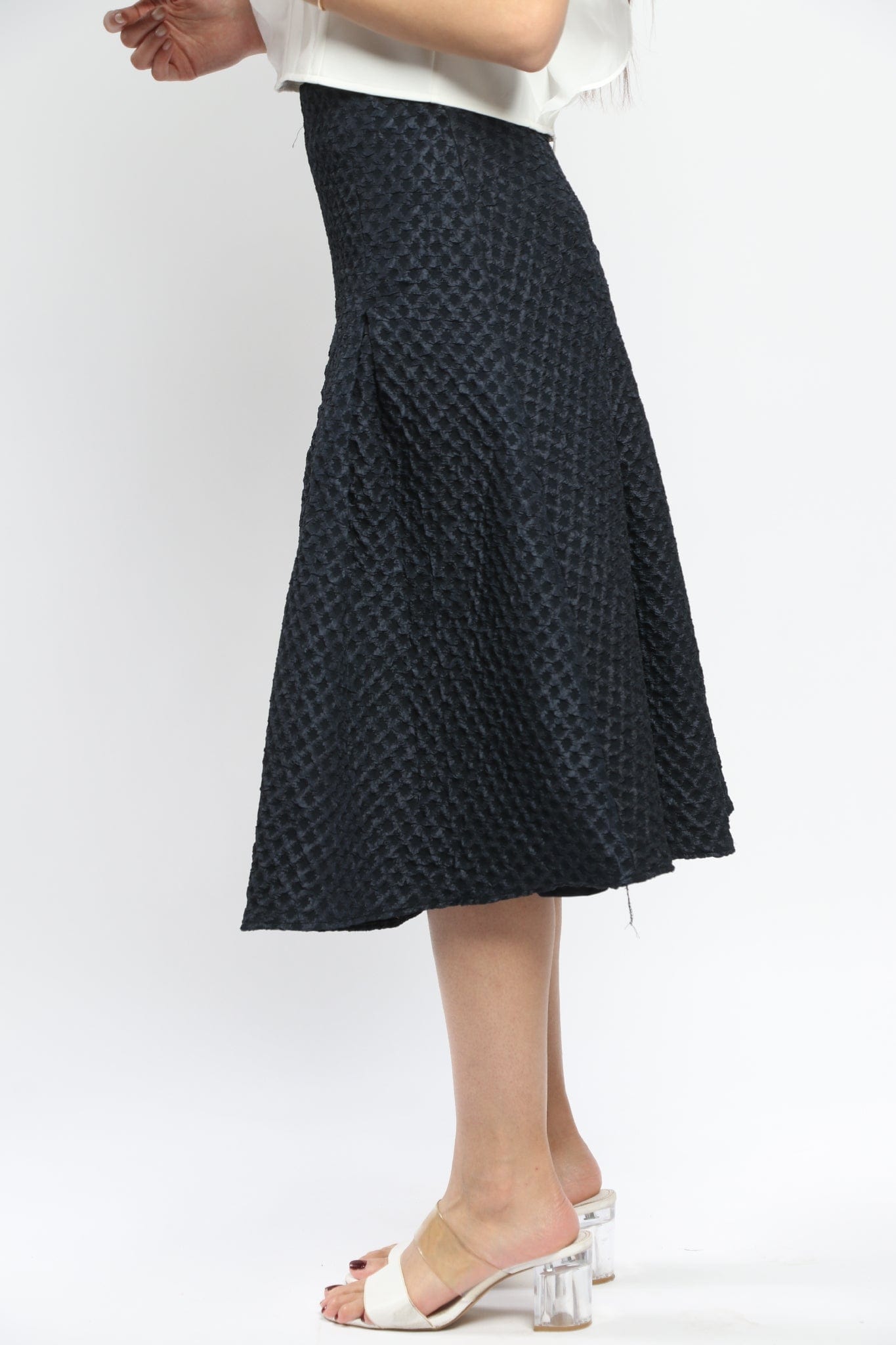 نتشي تنورة ميدي سادة بخصر عالي بكسرات