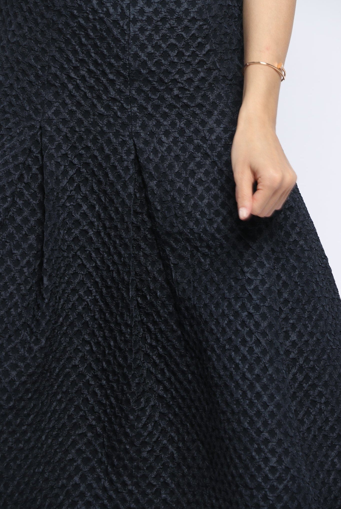 نتشي تنورة ميدي سادة بخصر عالي بكسرات