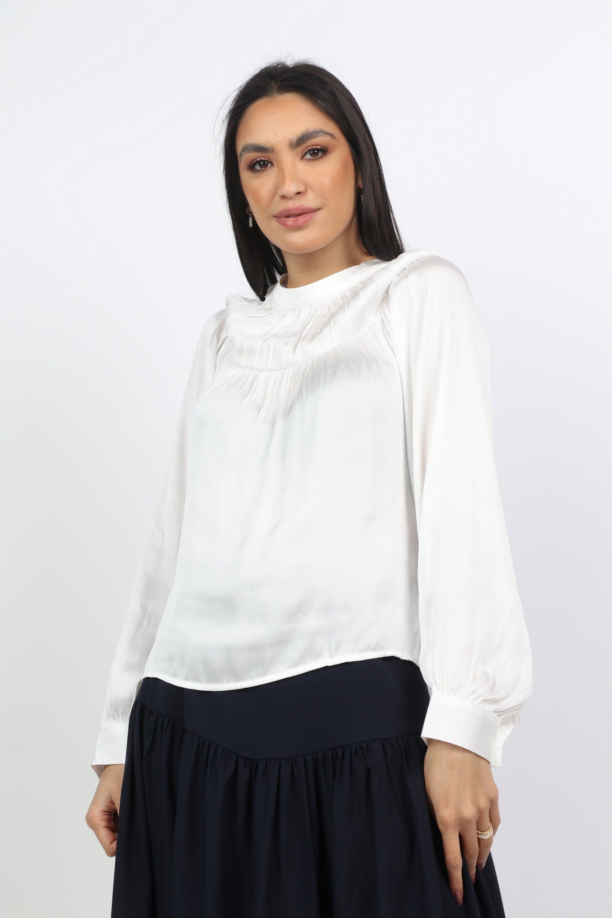 نتشي بلوزة بأكمام طويلة منفوخة برقبة مطاطية