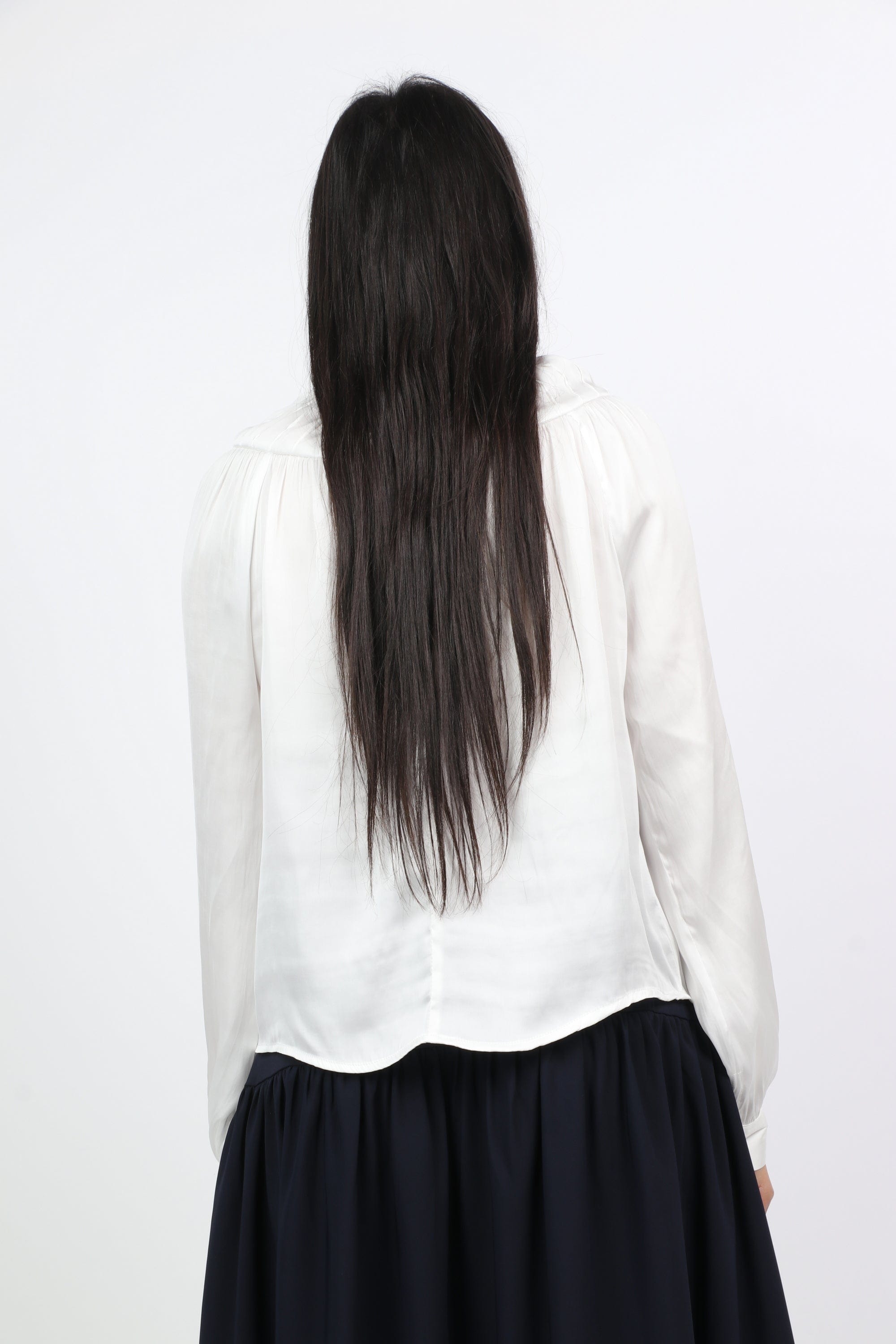 نتشي بلوزة بأكمام طويلة منفوخة برقبة مطاطية