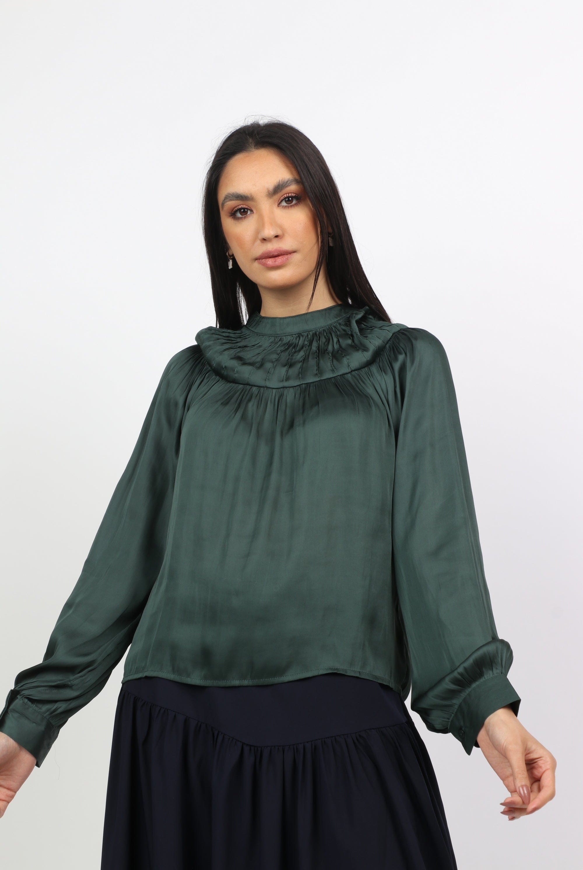 نتشي بلوزة بأكمام طويلة منفوخة برقبة مطاطية