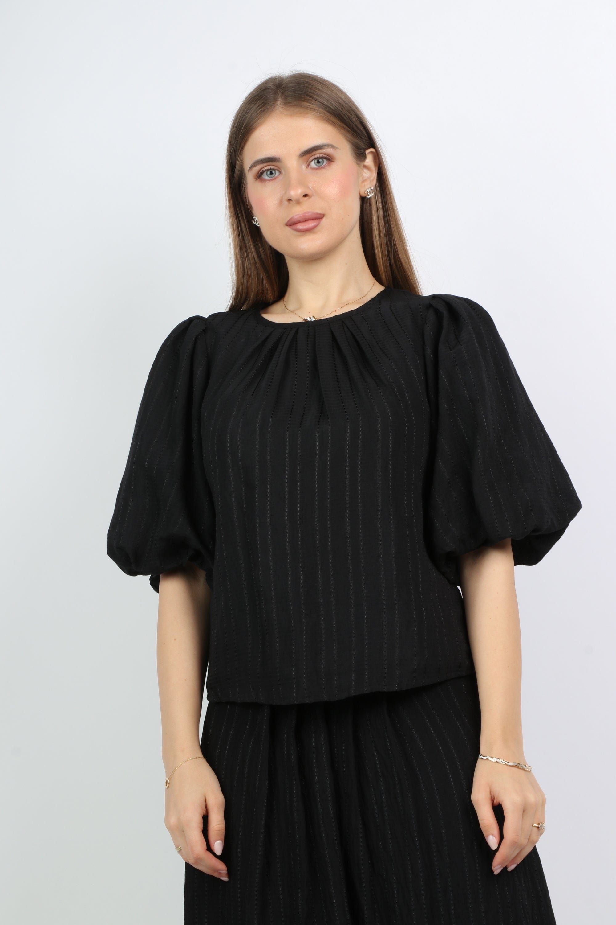 نتشي بلوزة سهرة بفتحة صدر مكشكشة ونص كم بف نسائي