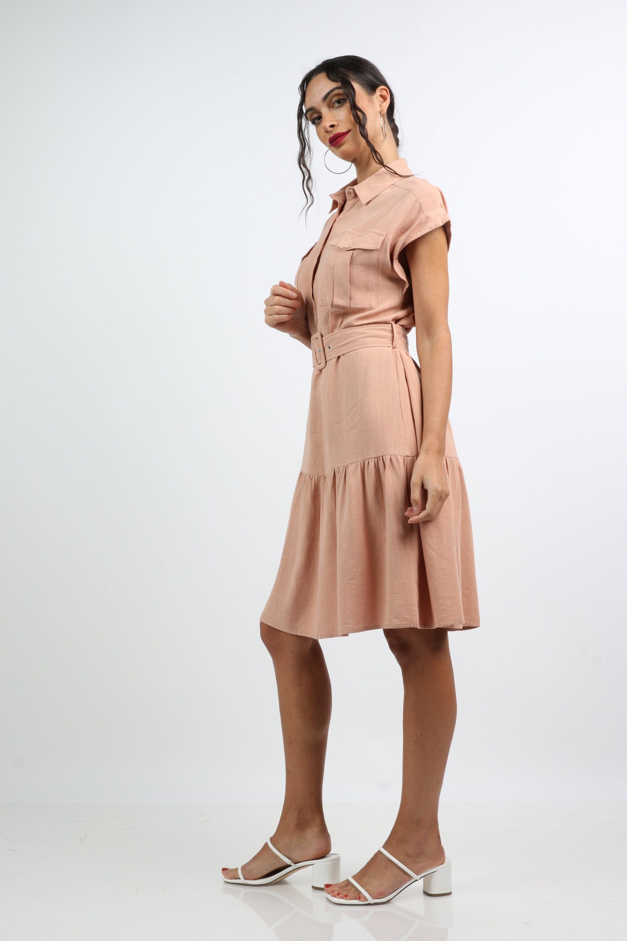 نتشي فستان قصير بجيوب كم قصير