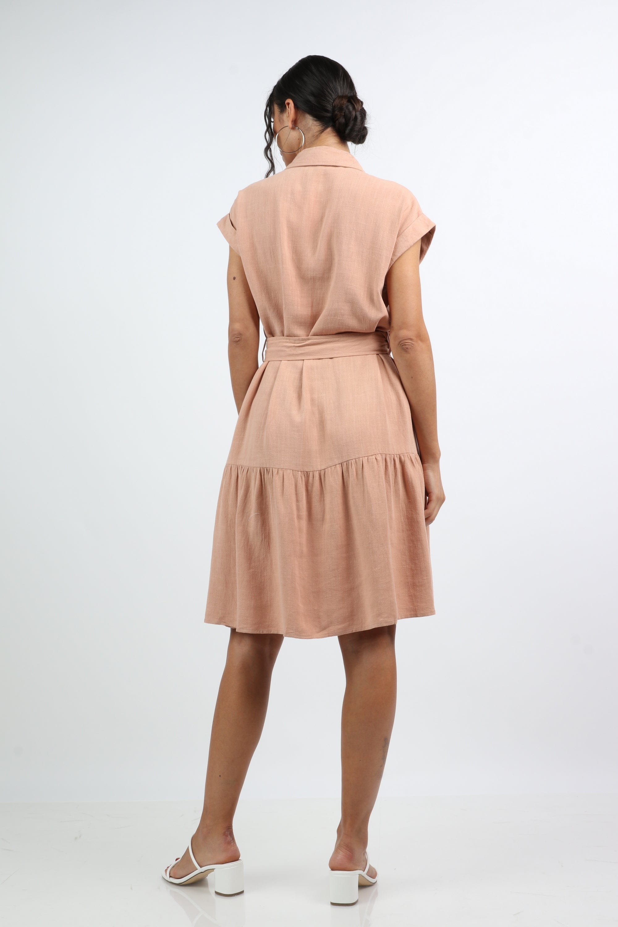 نتشي فستان قصير بجيوب كم قصير