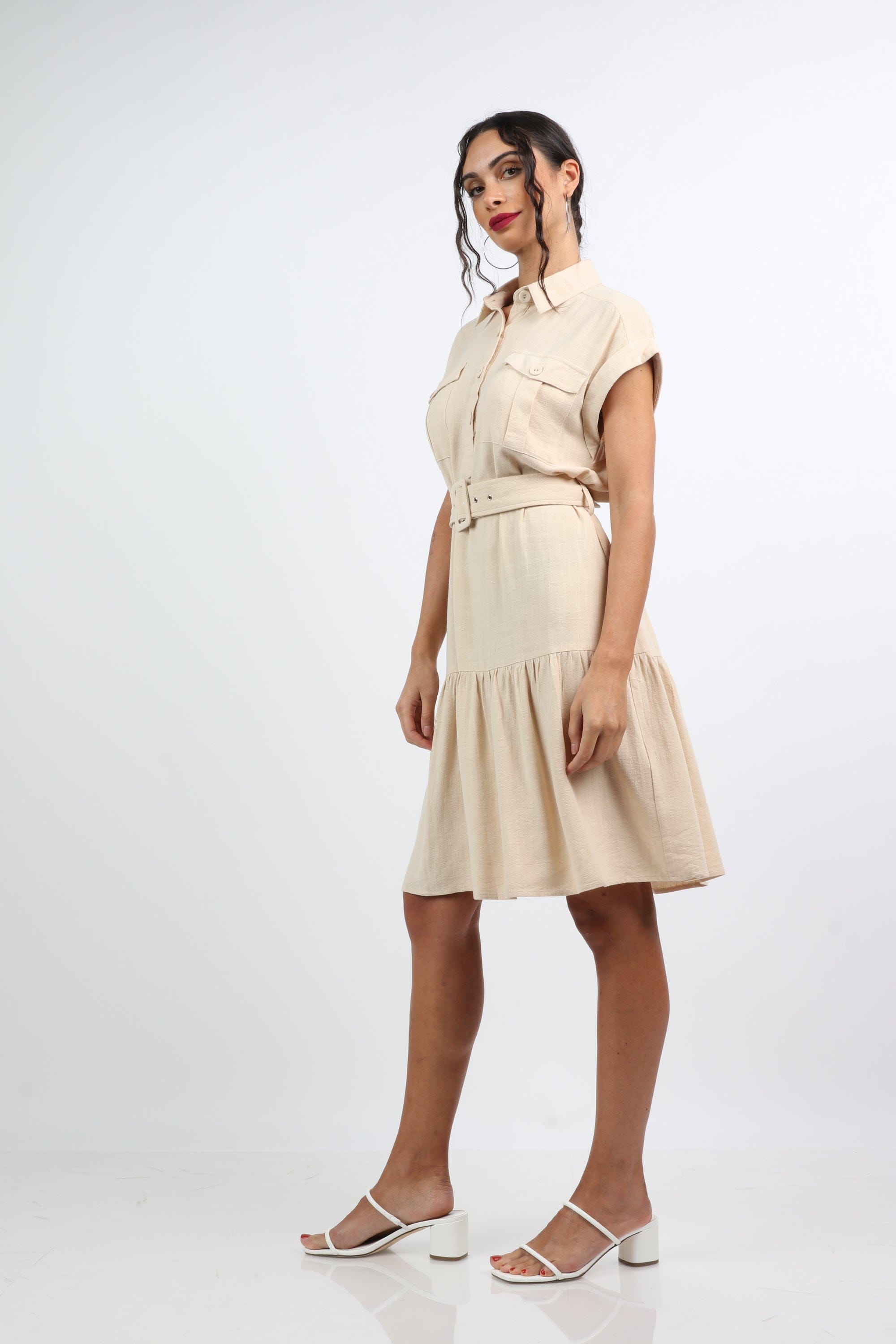 نتشي فستان قصير بجيوب كم قصير