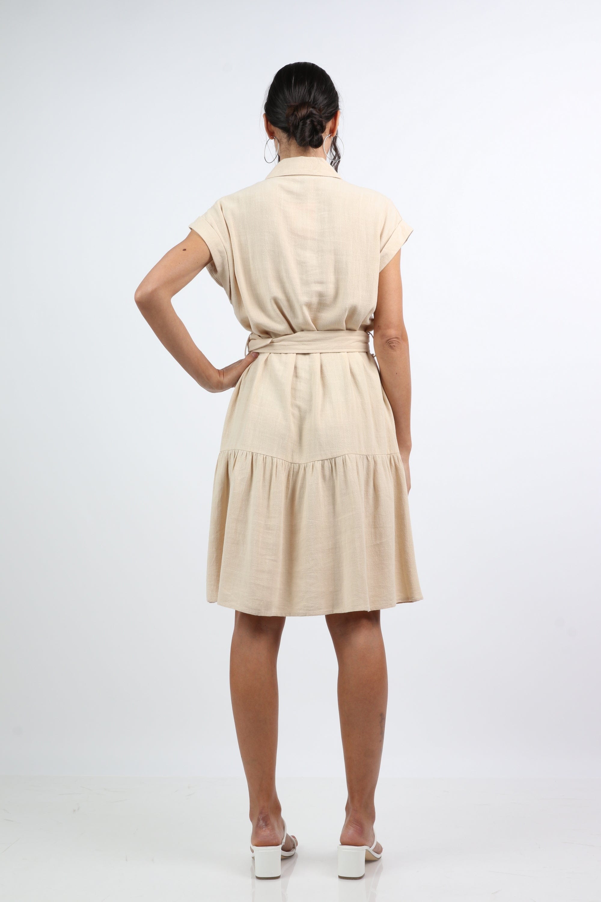 نتشي فستان قصير بجيوب كم قصير