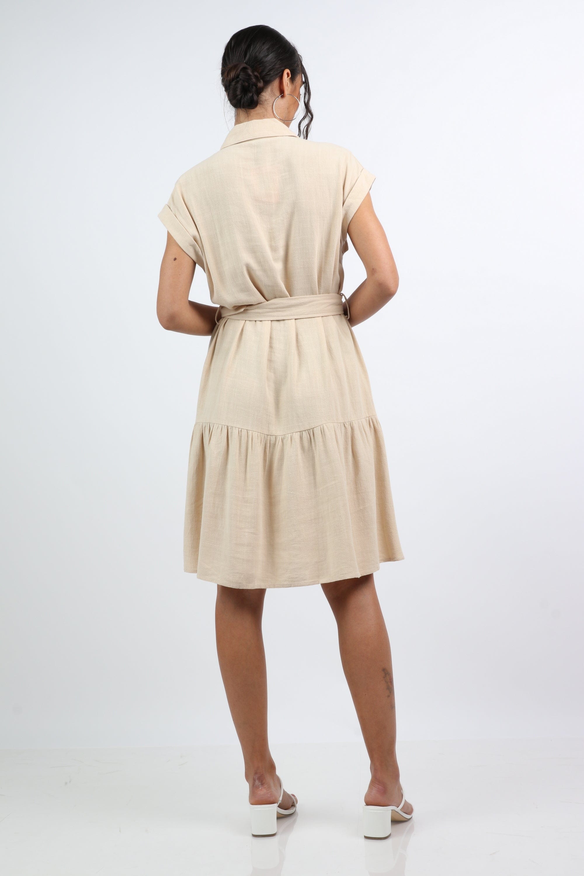 نتشي فستان قصير بجيوب كم قصير