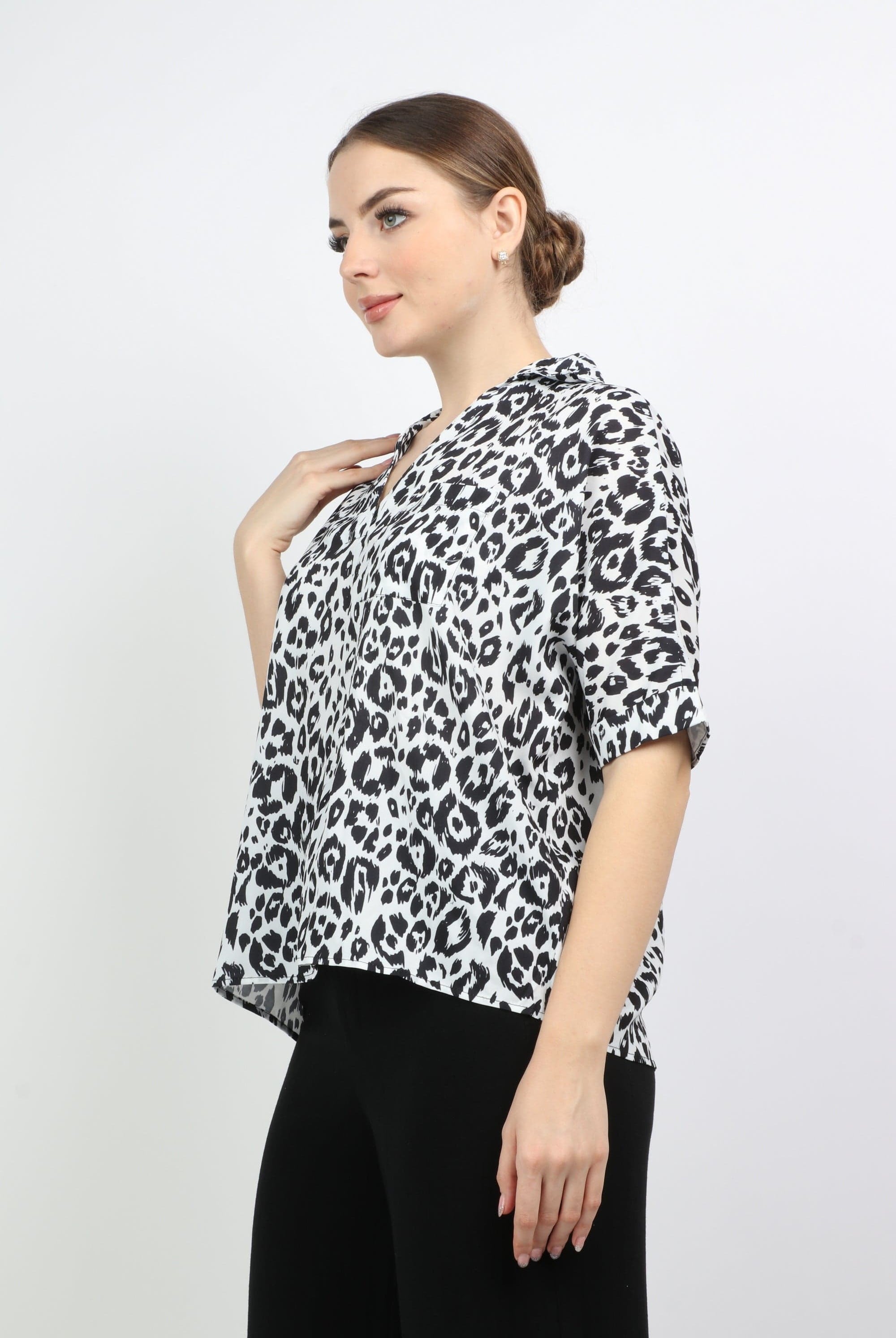 نتشي بلوزة بنمط نمر بفتحة سبعة وياقة نص كم نسائي