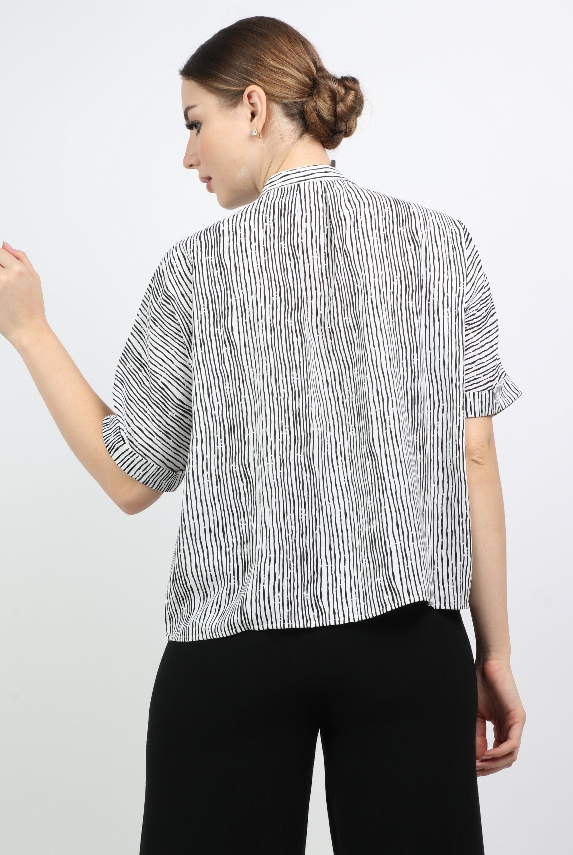 نتشي بلوزة مخططة بأزرار أمامية بياقة صغيرة نص كم نسائي