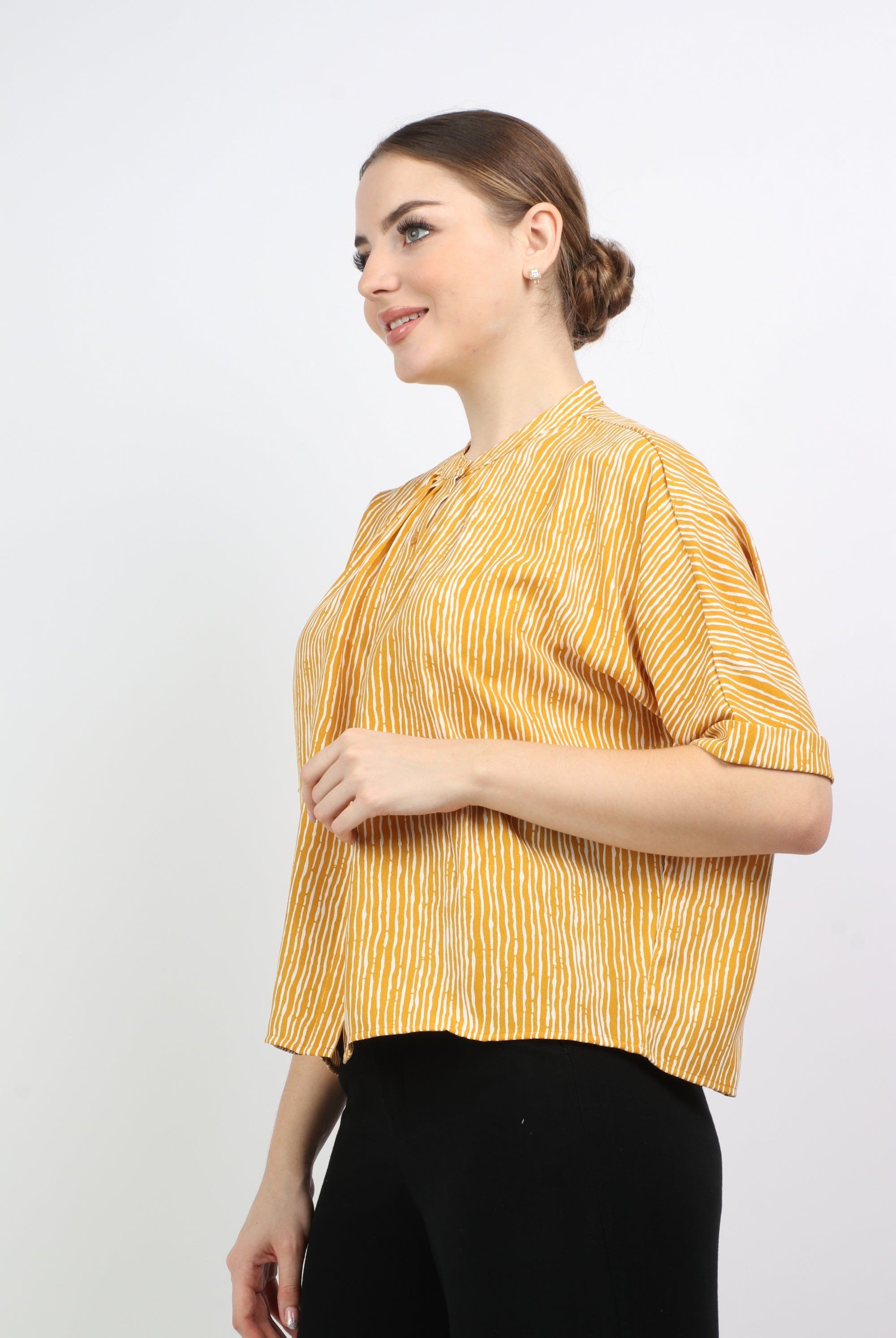 نتشي بلوزة مخططة بأزرار أمامية بياقة صغيرة نص كم نسائي