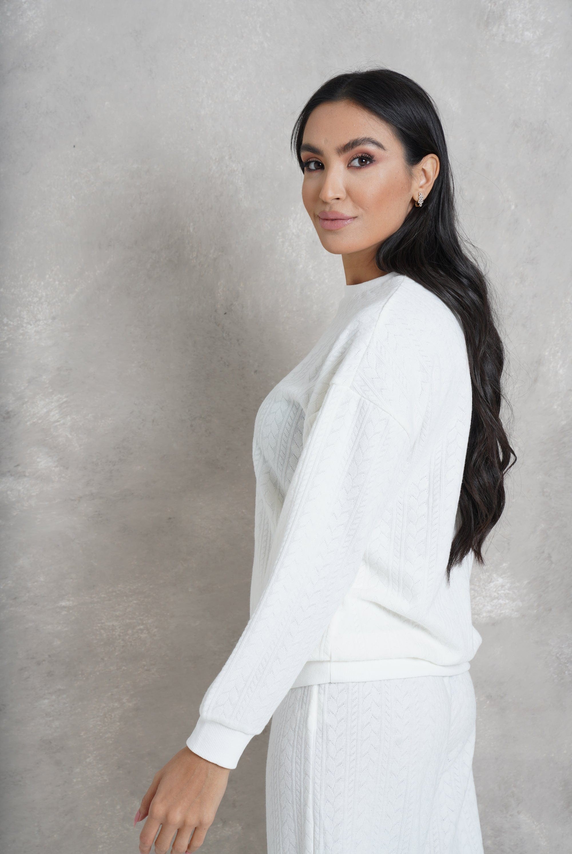 نتشي بلوزة بتطريز بأزراز برقبة دائرية وكم طويل نسائي