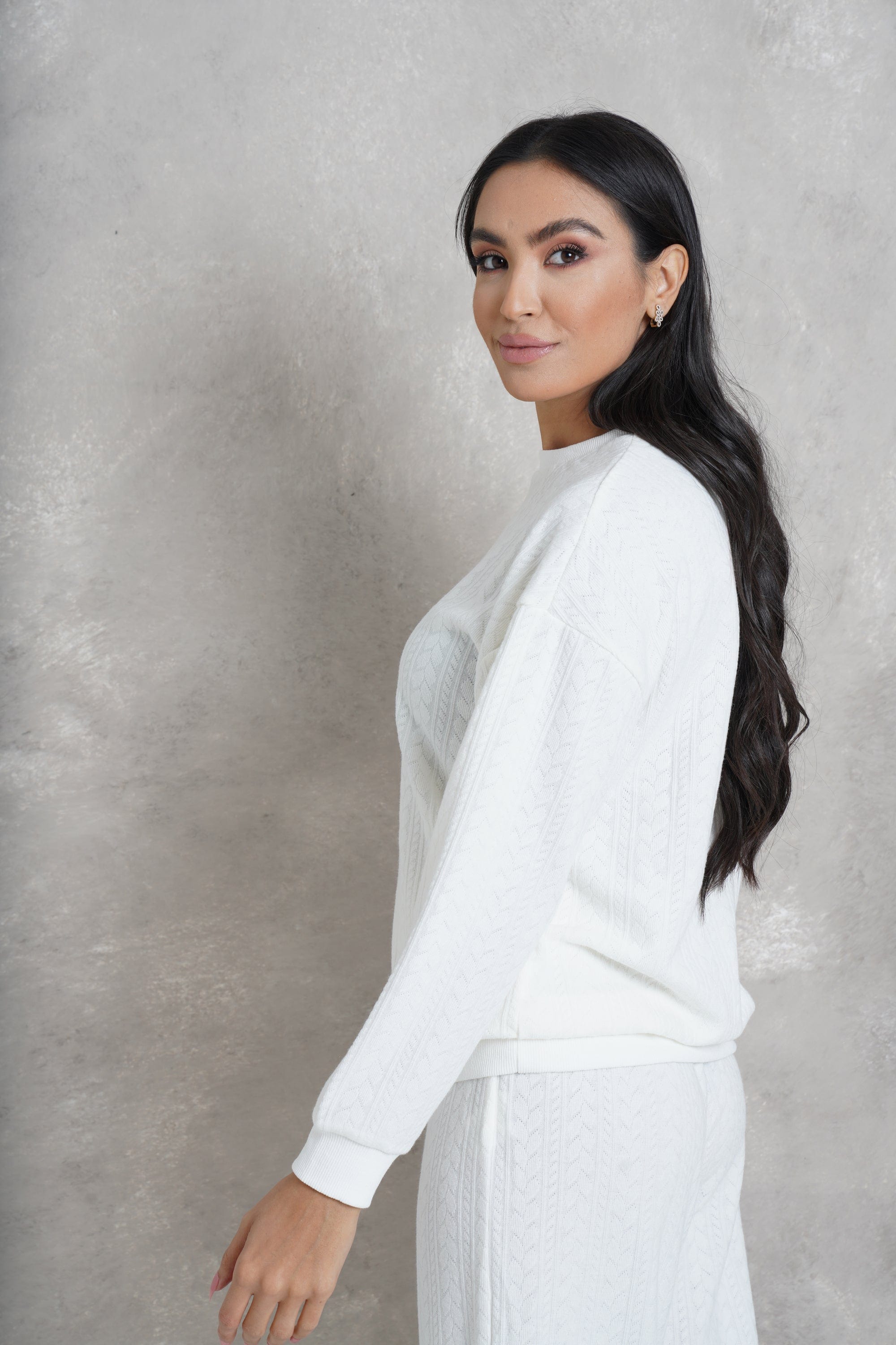 نتشي بلوزة بتطريز بأزراز برقبة دائرية وكم طويل نسائي